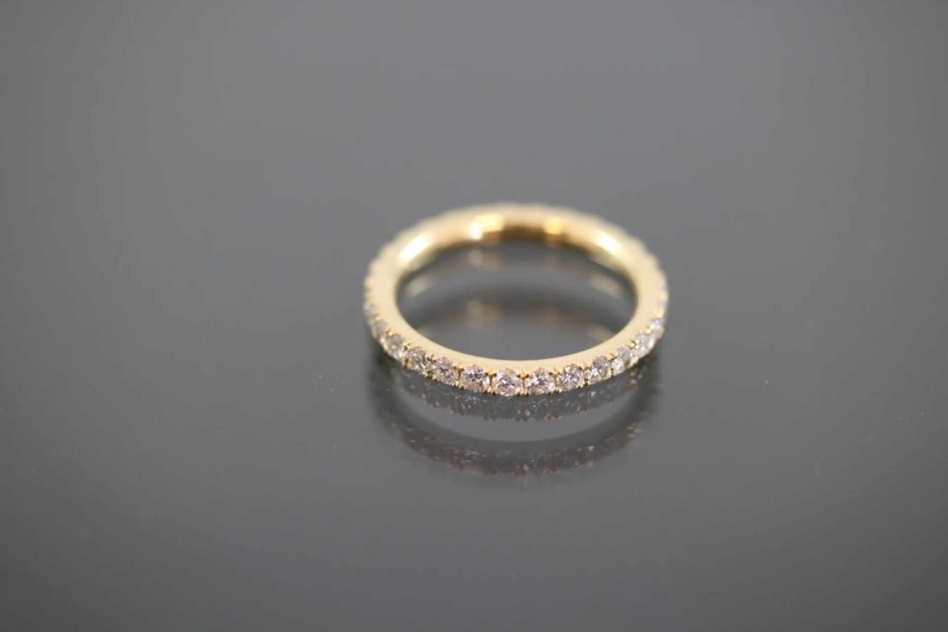 Brillant-Ring, 750 Gelbgold2,4 Gramm 30 Brillanten, 1,05 ct., w/si. Ringgröße: 51Schätzpreis: 3000,-