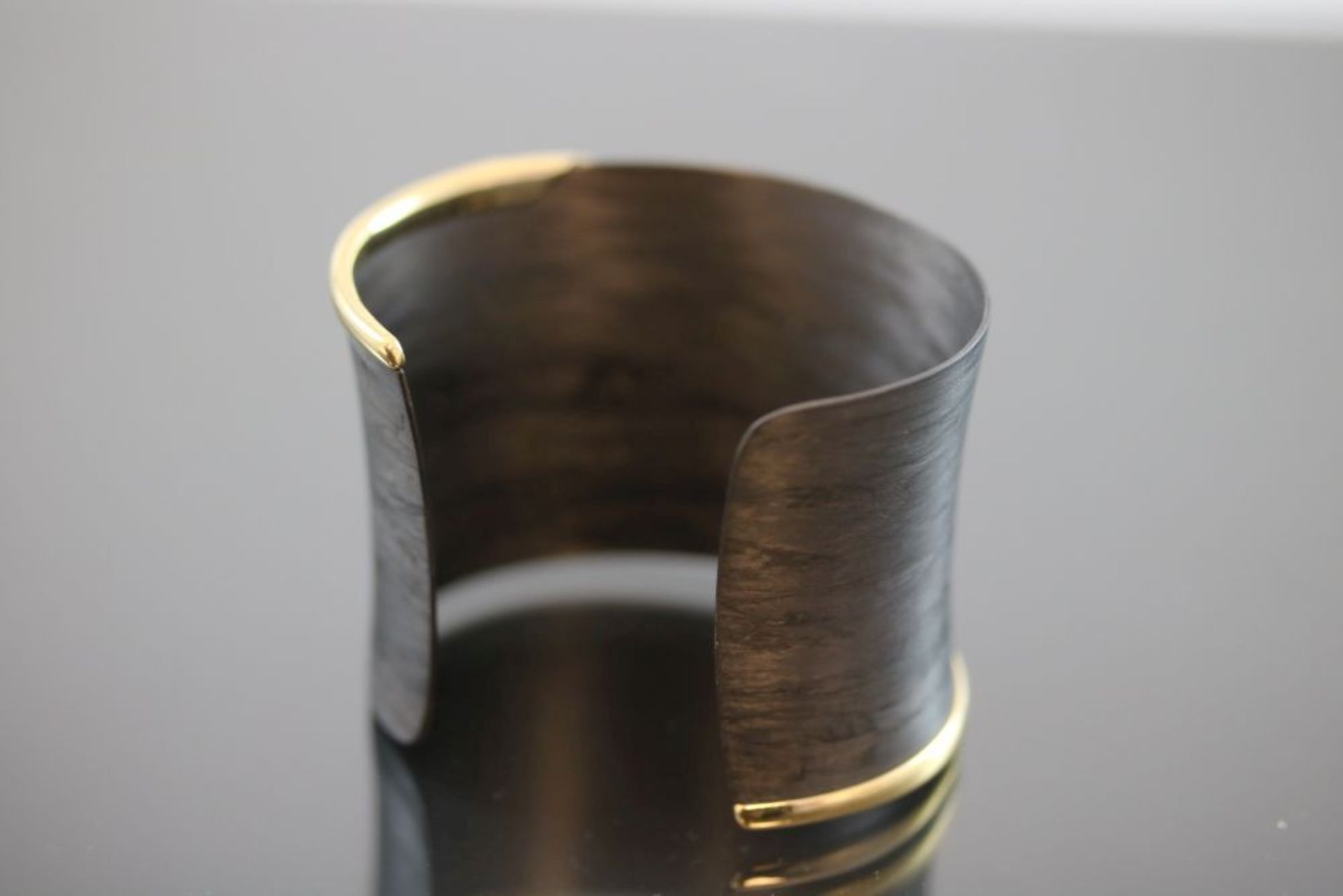 Armreif, Carbon/ Metall vergoldet17,3 Gramm Breite: 4,5 cm, Schätzpreis: 600,- - - -25.00 % buyer' - Image 3 of 3