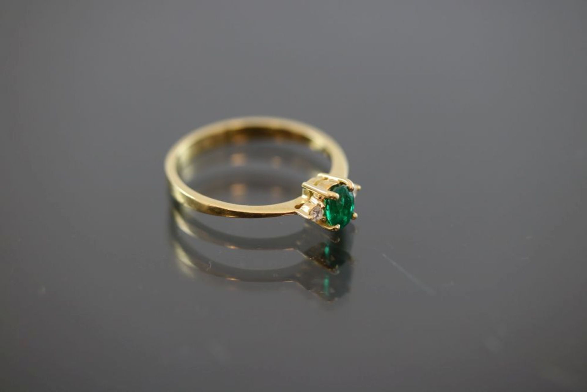 Smaragd-Brillant-Ring, 750 Gold2,2 Gramm 2 Brillanten, 0,04 ct., tw/vsi. Ringgröße: 55Schätzpreis: - Bild 3 aus 3