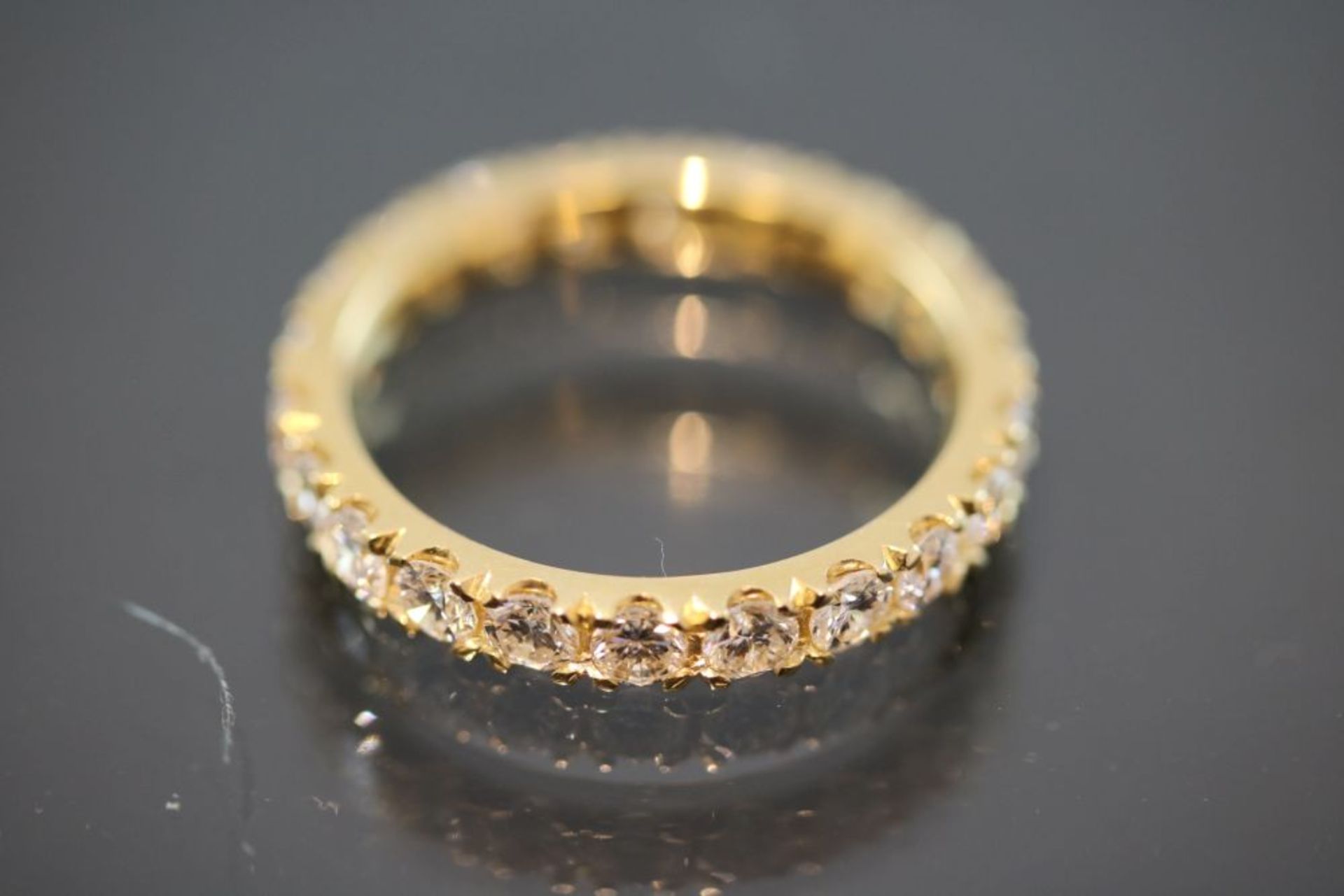 Brillant-Ring, 750 Gelbgold4 Gramm 21 Brillanten, 1,94 ct., w/si. Ringgröße: 55Schätzpreis: 6000,- -