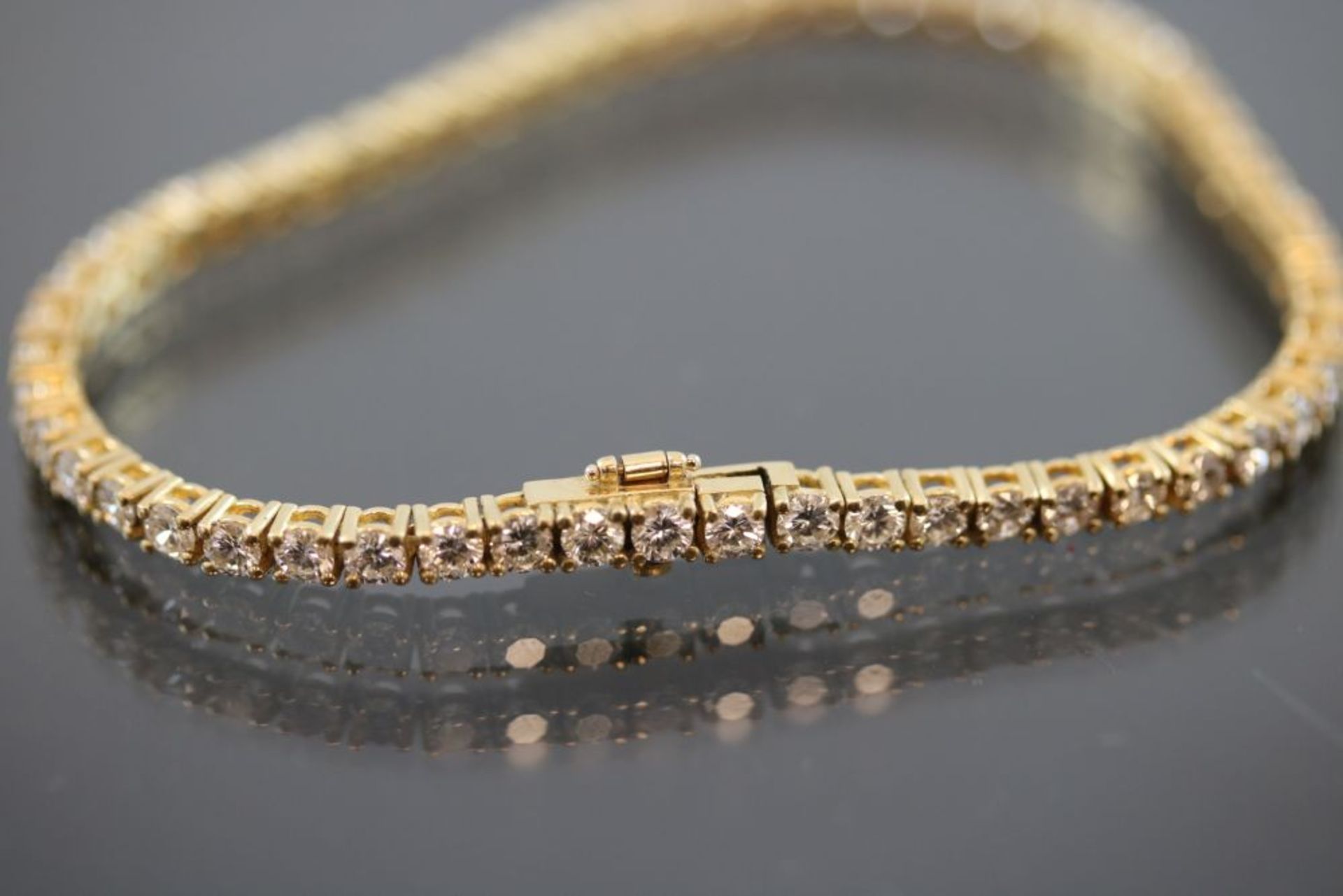 Tennis-Armband, 750 Gelbgold12.,3 Gramm 57 Brillanten, 5,1 ct., w/si. Länge: 18,5 cm Neu/Design by - Bild 2 aus 3