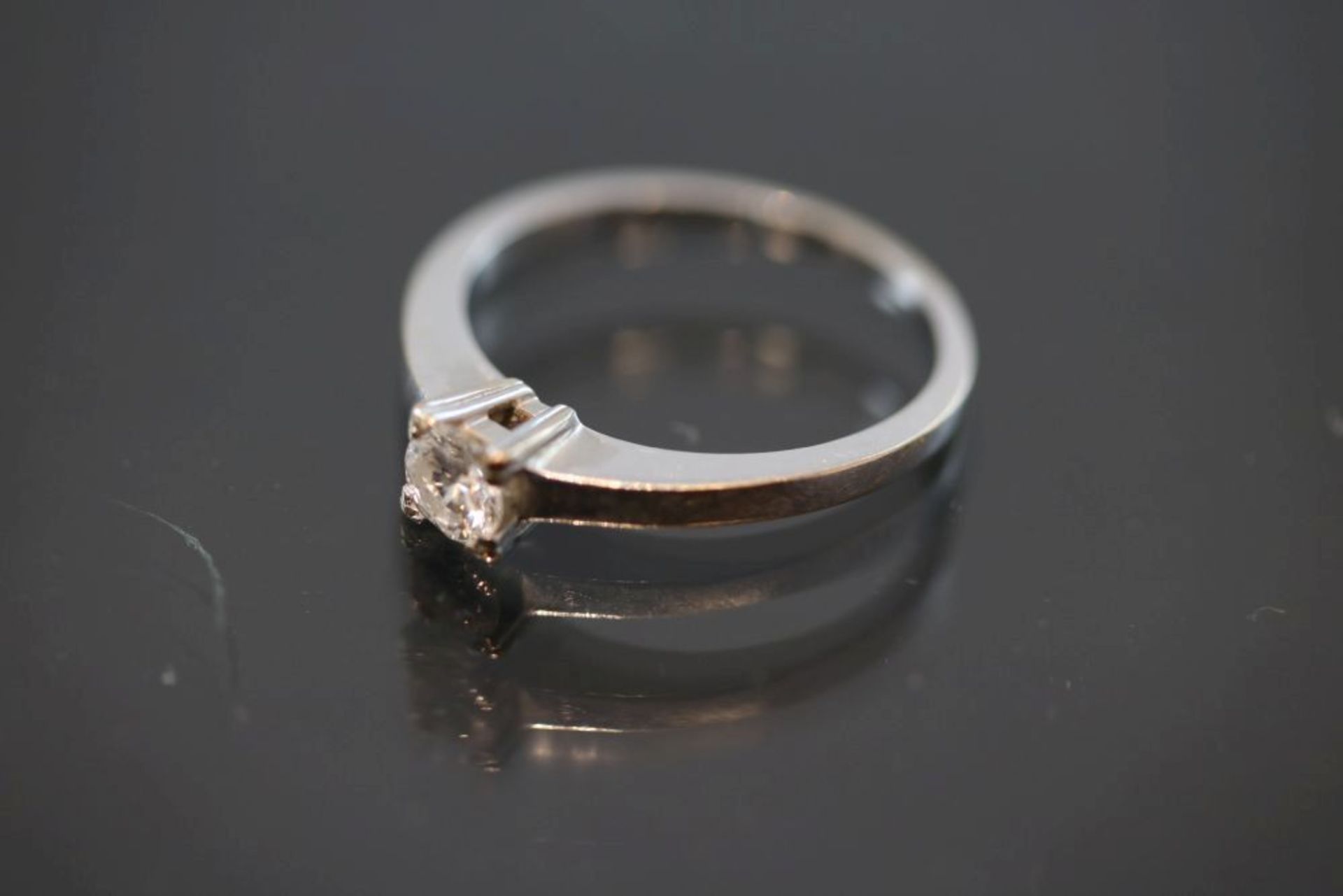 Brillant-Ring, 750 Weißgold2,00 Gramm 1 Brillant, 0,22 ct., w/lupenrein. Ringgröße: 49Schätzpreis: - Bild 2 aus 3