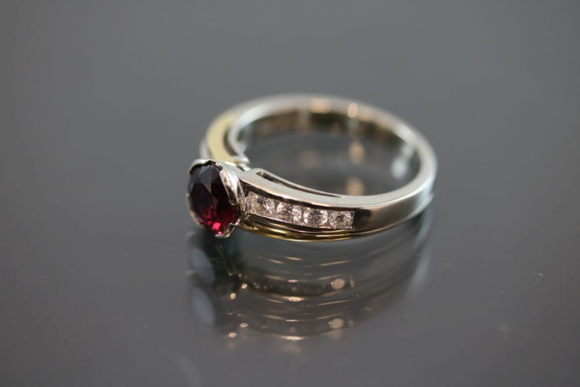 Rubelith-Brillant-Ring, 750 Gold5,4 Gramm Brillanten, 0,35 ct., tw/vsi. Ringgröße: 54Rubelith 1,21 - Bild 2 aus 3