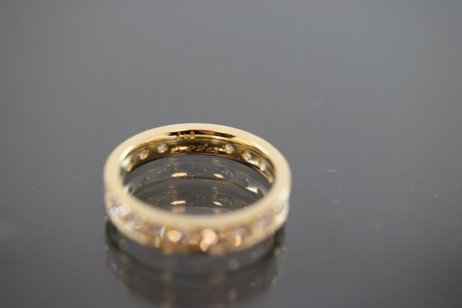 Brillant-Ring, 750 Gelbgold4,7 Gramm 20 Brillanten, 2,2 ct., w/si. Ringgröße: 58Schätzpreis: - Bild 2 aus 2