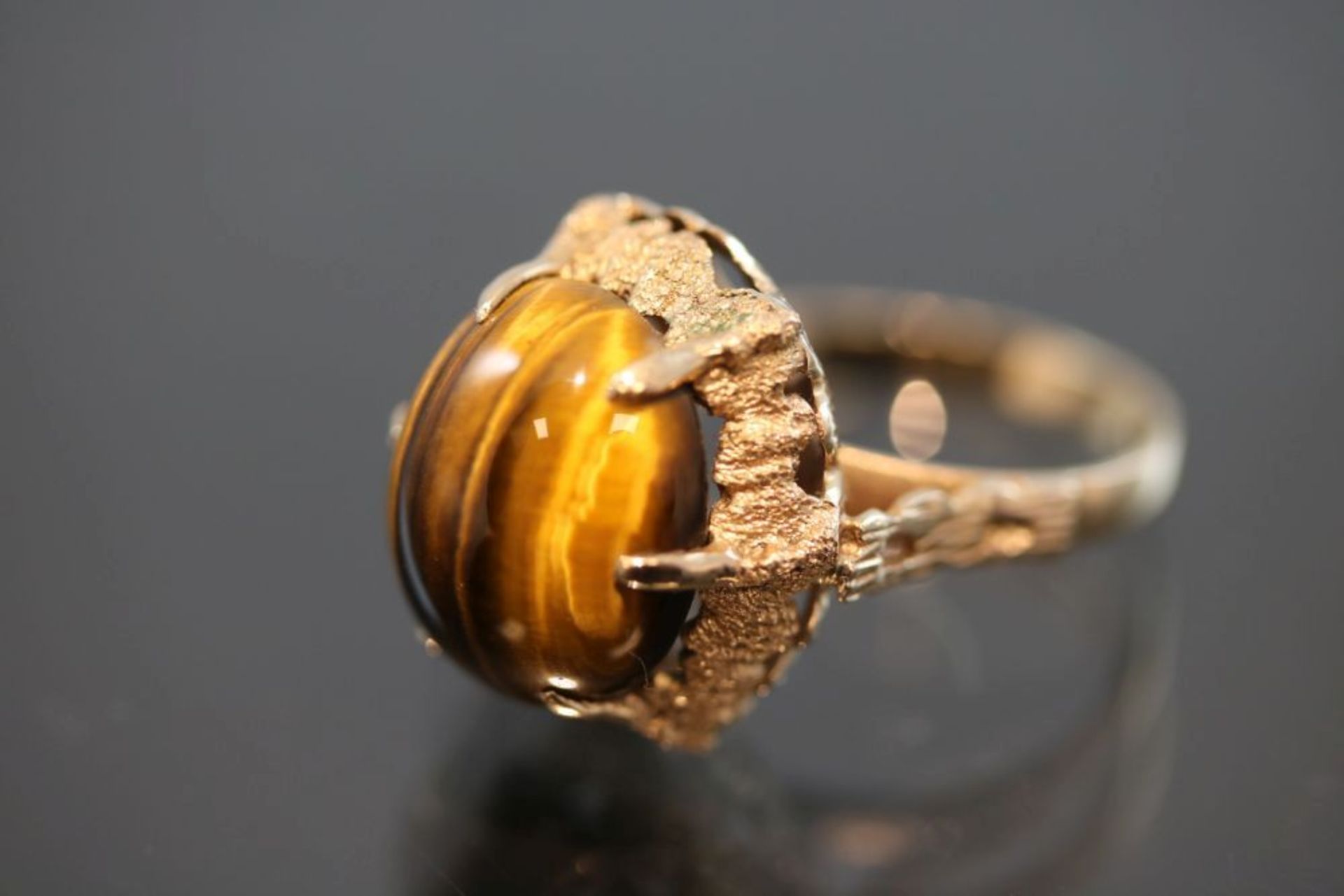 Tigeraugen-Ring, 585 Gold5,3 Gramm 1 Tigerauge, Ringgröße: 52Schätzpreis: 600,- - - -25.00 % buyer's - Bild 2 aus 3