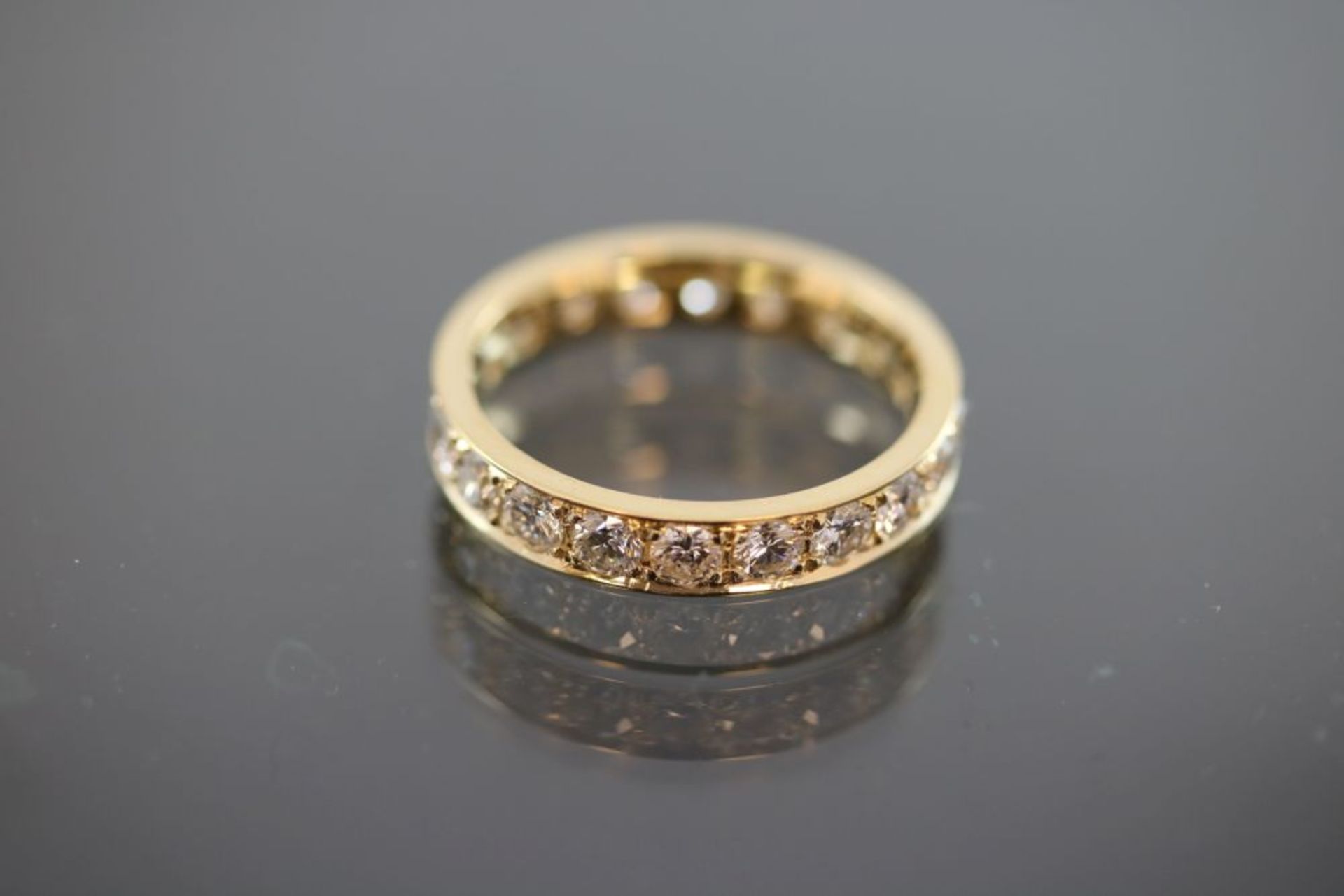 Brillant-Ring, 750 Gelbgold4,7 Gramm 20 Brillanten, 2,2 ct., w/si. Ringgröße: 58Schätzpreis: