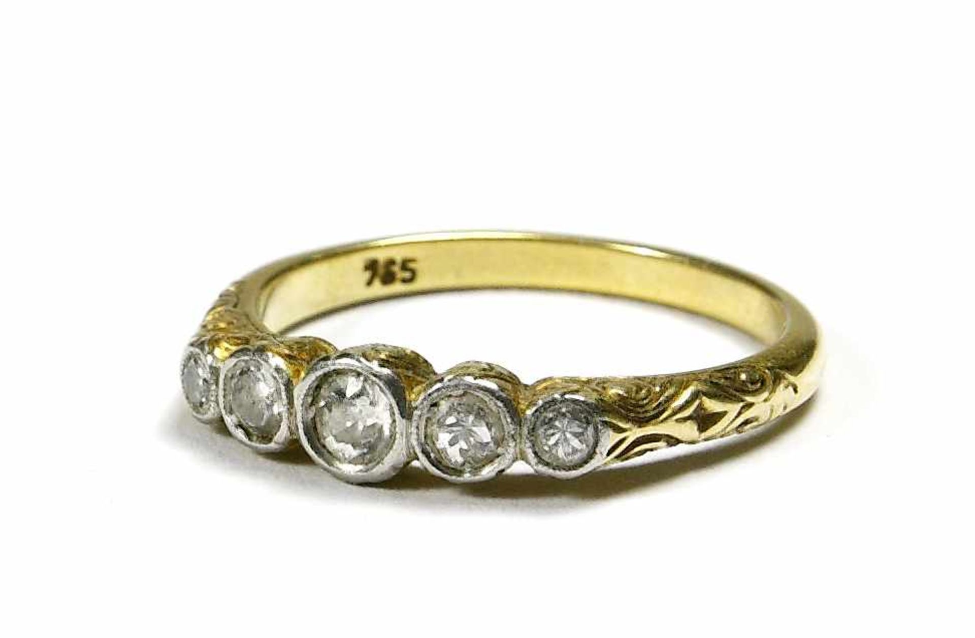 Ring, 765 GG. mit fünf kleinen Diamanten im Altschliff. Weißgoldfassung, Jugendstil. Seitliche