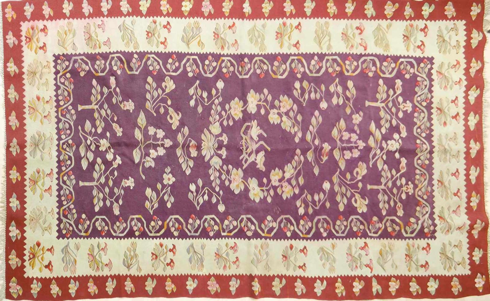 Teppich, Flachgewebe, Jugendstil, um 1900Durchgemustert mit Blumen und Vögeln. Ca. 260 x 158 cm.