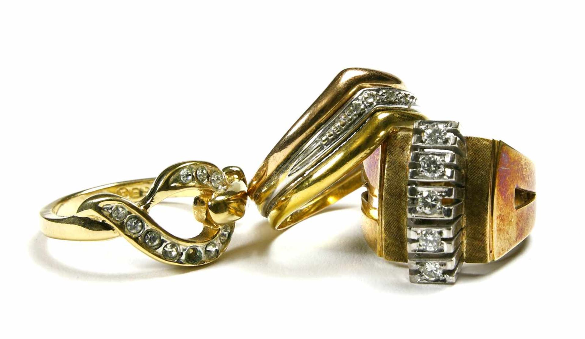 Konvolut Ringe, 585er GG. besetzt mit kleinen Diamanten im Brillantschliff, drei Stück1 x mit vier