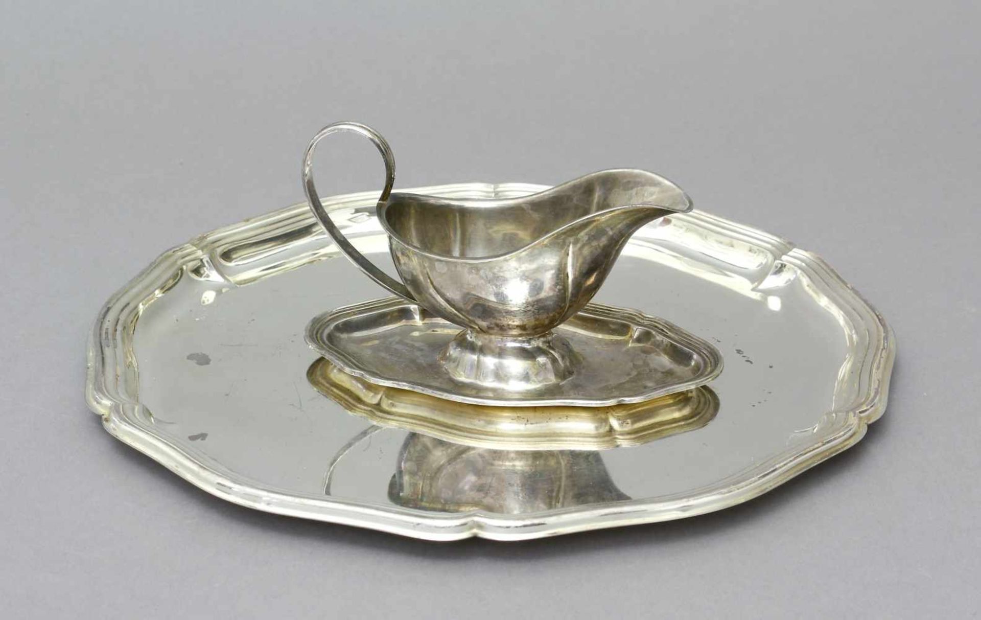 Tablett und Sauciere, 925er Silber, Wilhelm Binder, Schwäbisch Gmünd, um 1900Rund mit sechsfach