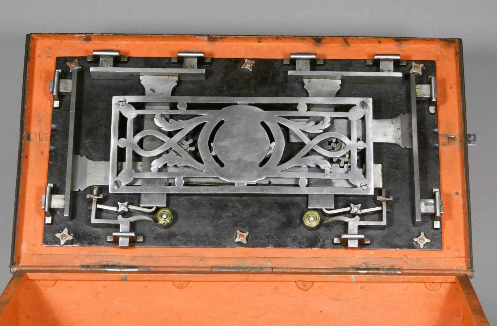 Truhe, Eisen, Mitte 18. Jh.Rechteckige Form mit überstehendem Flachdeckel und aufgesetzten, floralen - Bild 2 aus 4