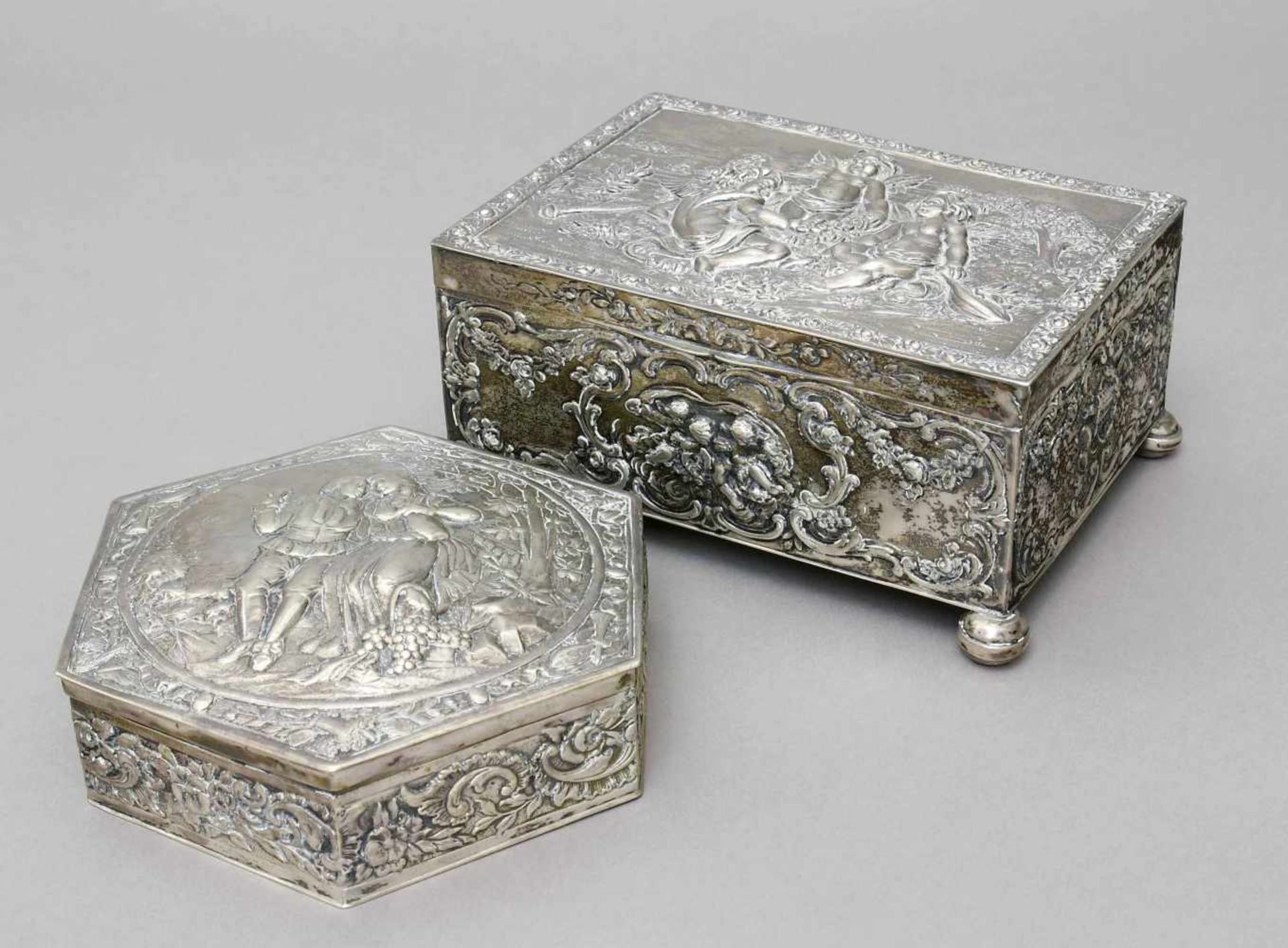 Dosen, 800er Silber, um 1900, zwei StückSechseckig und rechteckige Form auf vier Kugelfüssen.