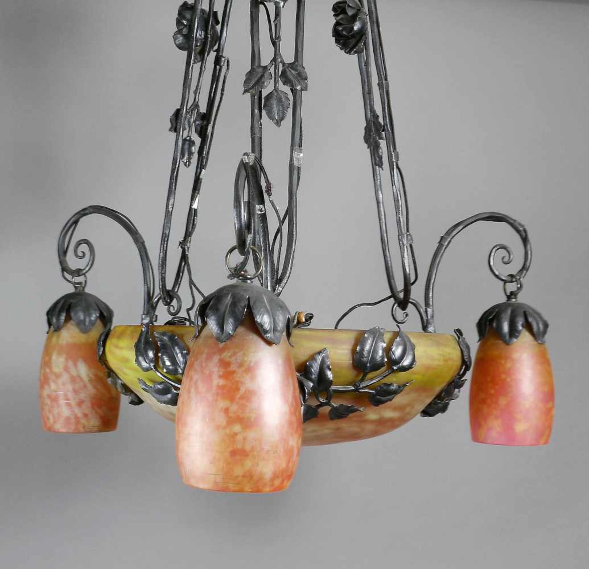 Deckenlampe, Daum Frères, Nancy, Frankreich, um 1915Große gemuldete Mittelschale mit drei