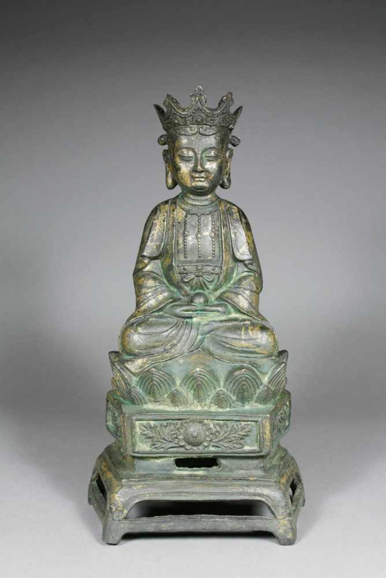 Figur, Bronze, Buddha, Ming - DynastieIn Meditationshaltung sitzend. Auf Lotosblatt - Thron. Reste