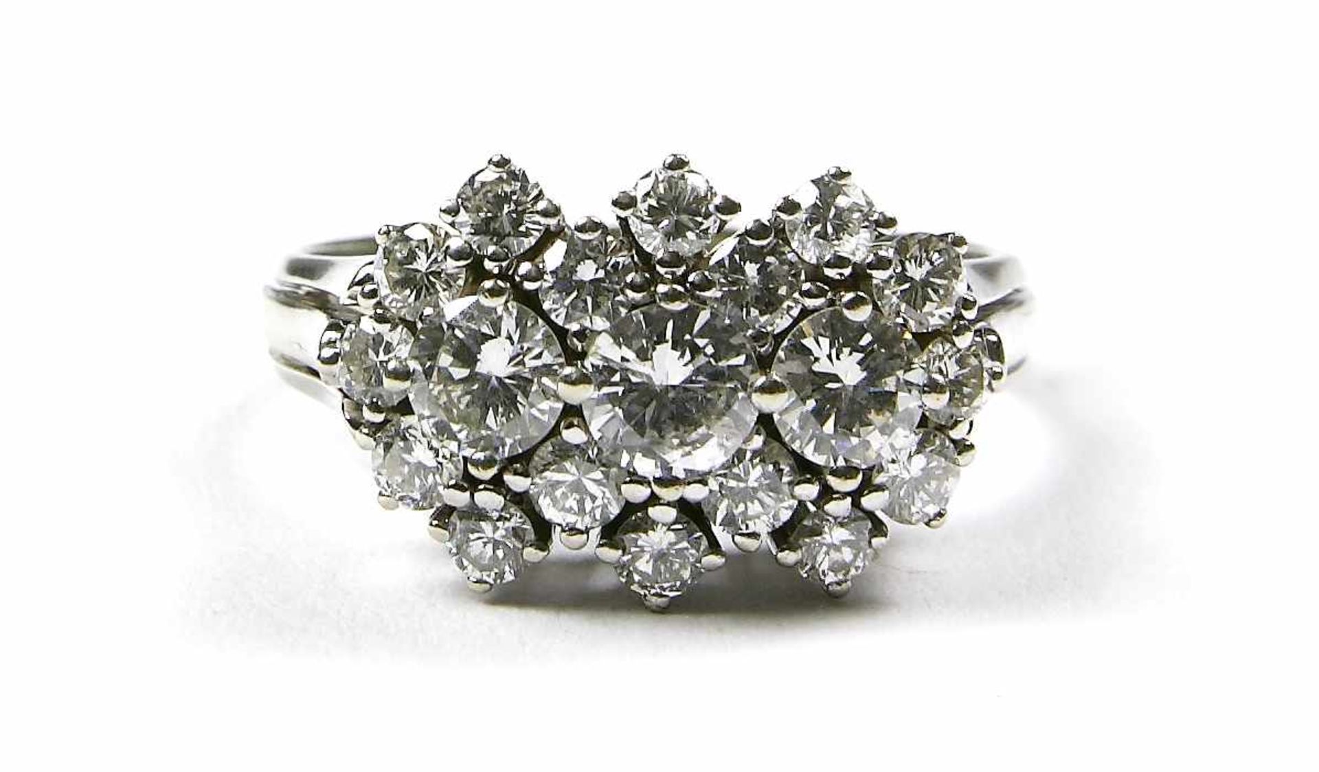 Ring, 750er WG. mit Pavé-Diamanten im Brillantschliffbesetzt von zus. ca. 1,4 ct. Feines weiß,