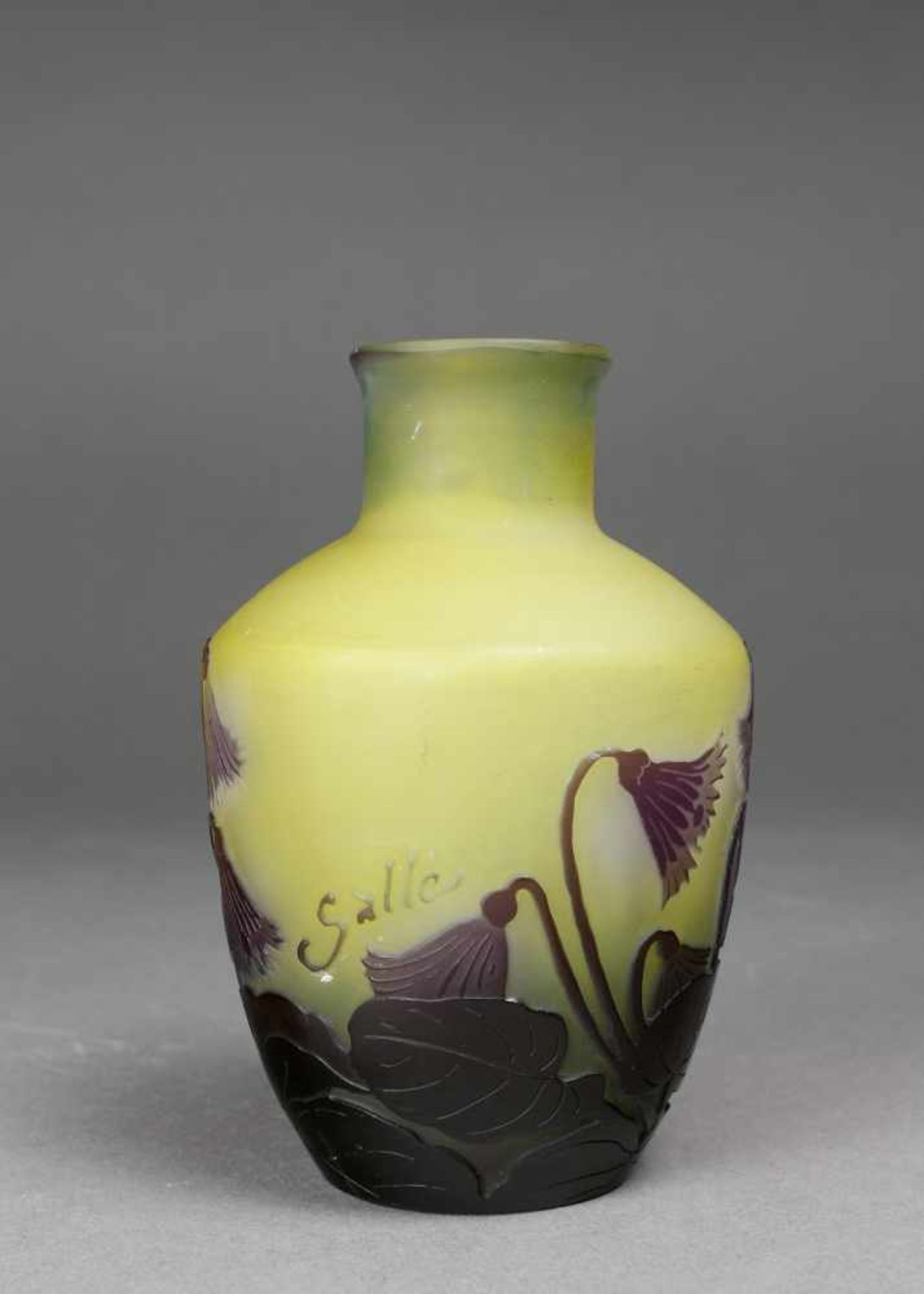 Vase, Emile Gallé, Nancy, Frankreich, um 1920Milchig weißes Glas, Gelb/Braun/Violett über- und - Bild 2 aus 2