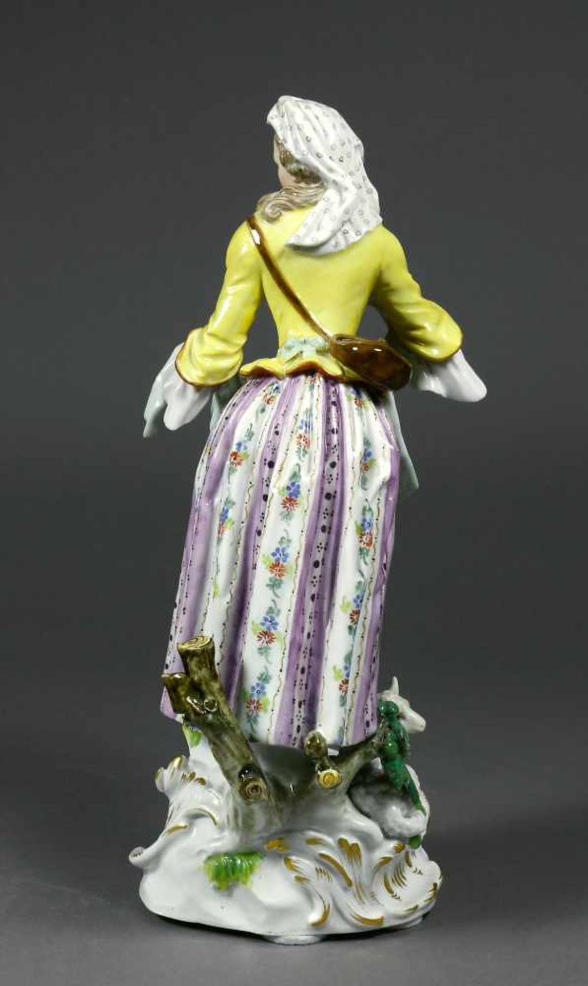 Figur, Meissen, 1860 - 1923Schäferin. Auf Rocaillesockel stehende Figur mit Blumen in der Schürze - Bild 2 aus 2