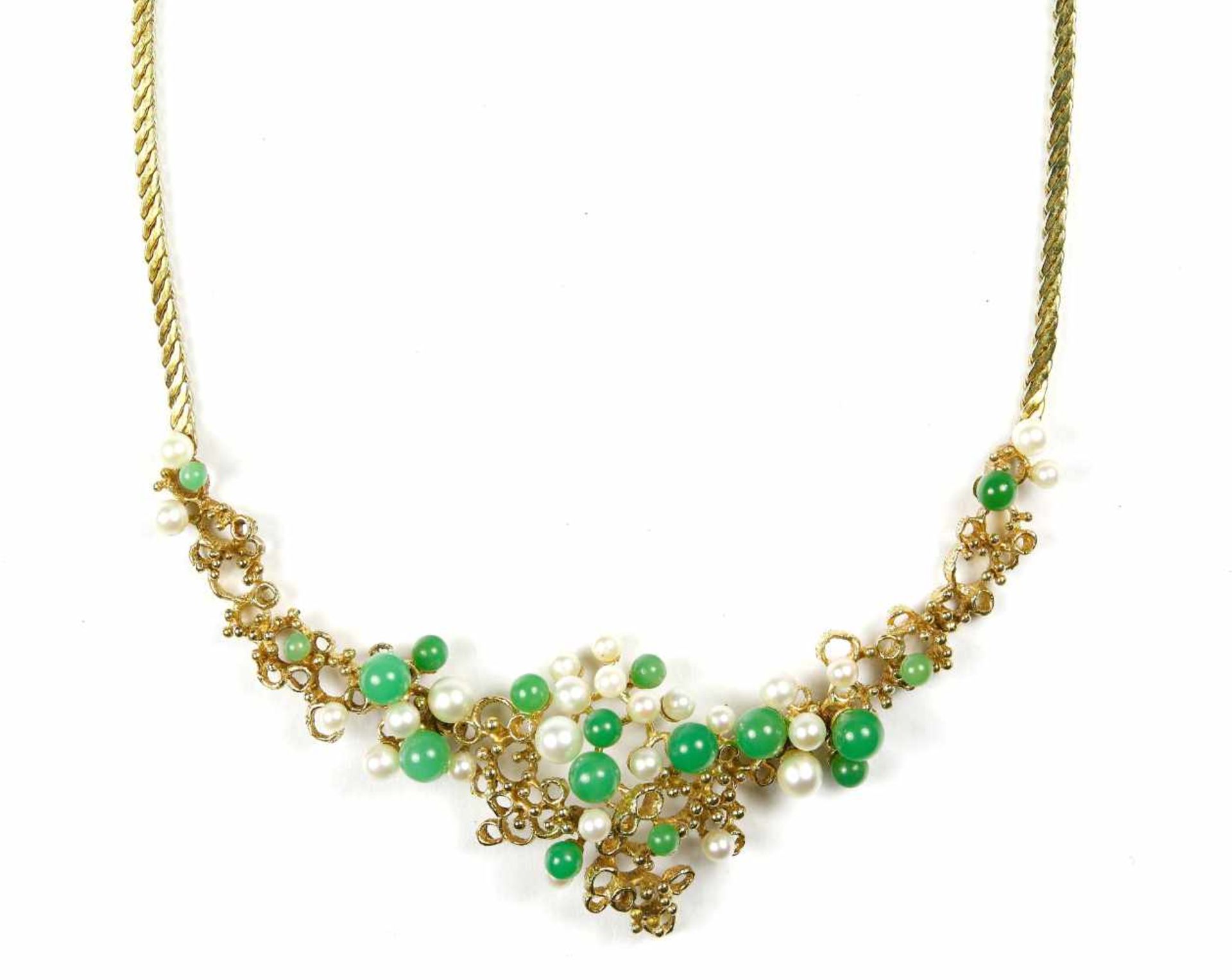 Collier, 585er GG. mit kleinen Perlmutterperlen und wohl kleinen Chrysoprasperlen. Sehr filigran