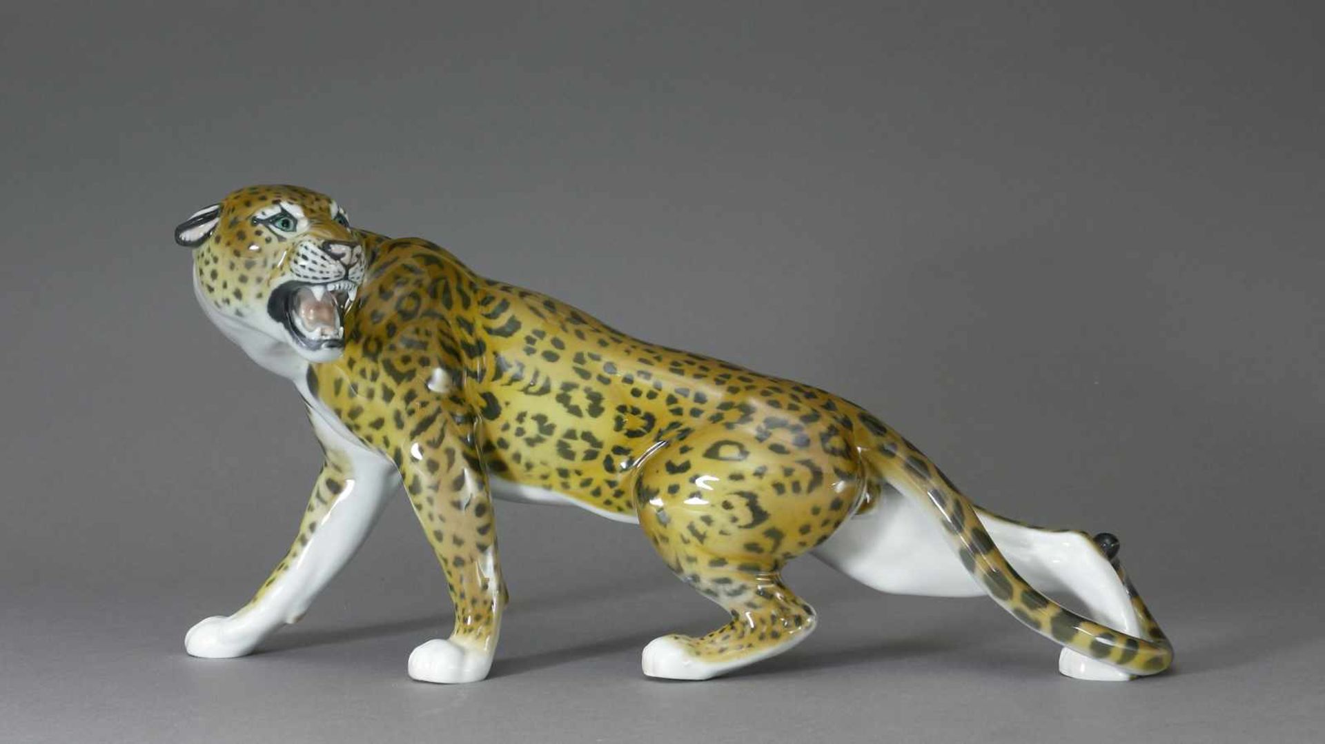 Figur, Rosenthal, Selb, um 1950Schleichender Leopard. Entwurf Hugo Meisel (1887 Lichte - 1966