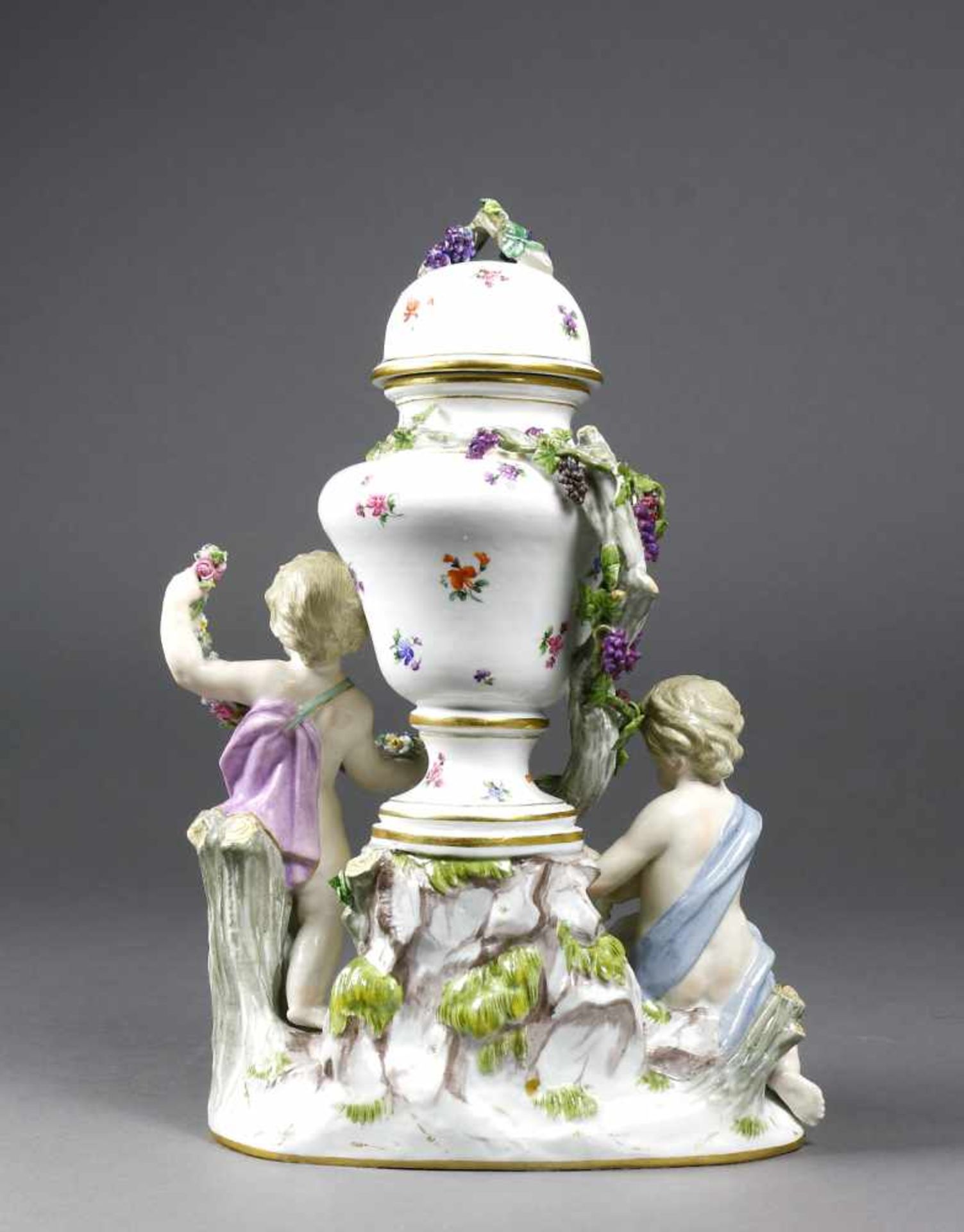 Figurengruppe, Meissen, 19. Jh.Potpourri mit Amoretten und Hund auf naturalistisch gestaltetem - Bild 2 aus 3