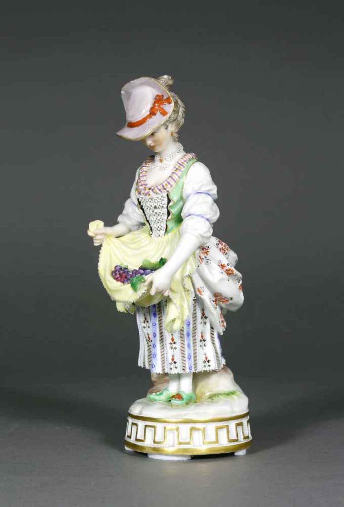 Figur, Meissen, 1860 - 1923Dame mit Trauben (Winzerin). Entwurf Michel Victor Acier (1736 Versailles