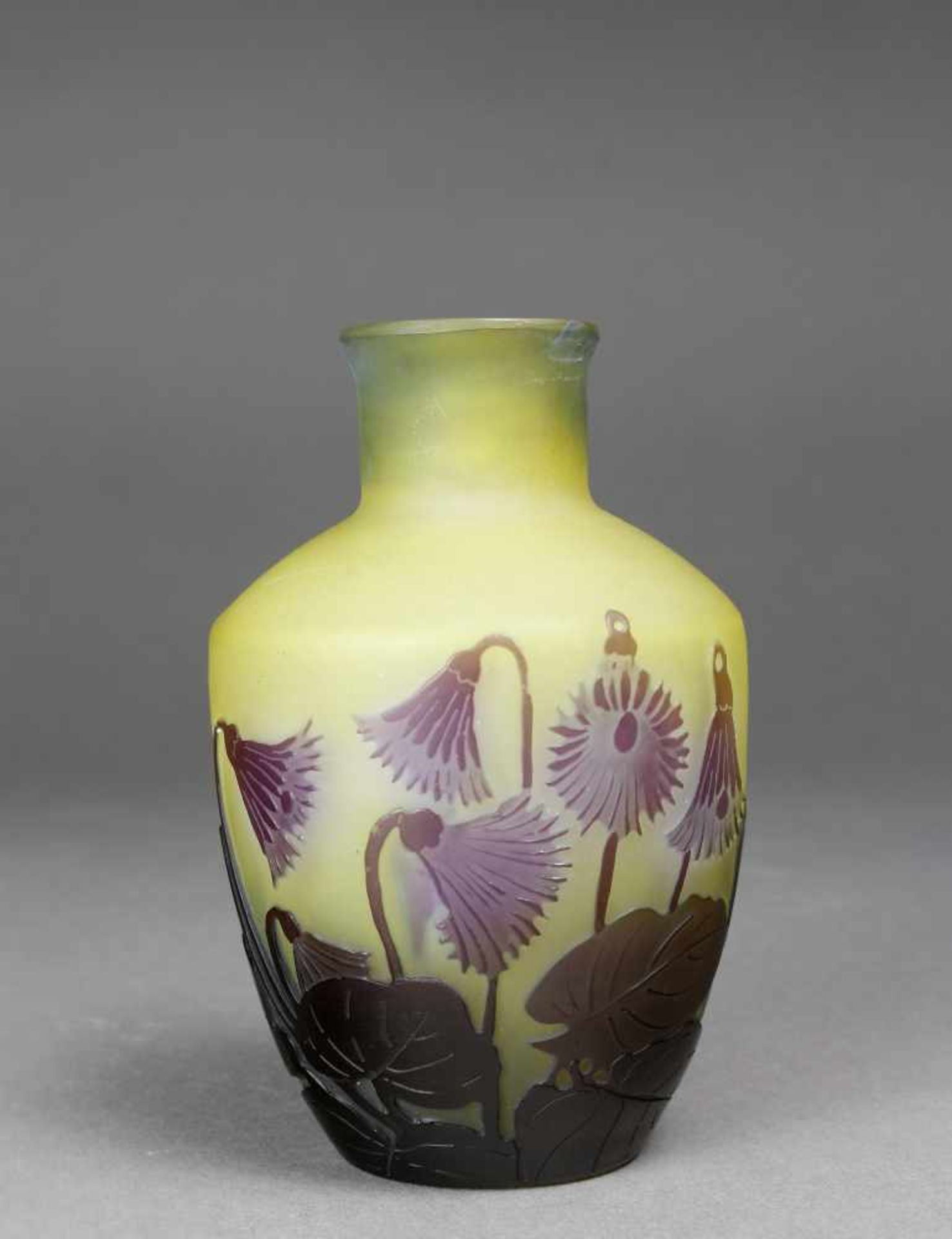 Vase, Emile Gallé, Nancy, Frankreich, um 1920Milchig weißes Glas, Gelb/Braun/Violett über- und