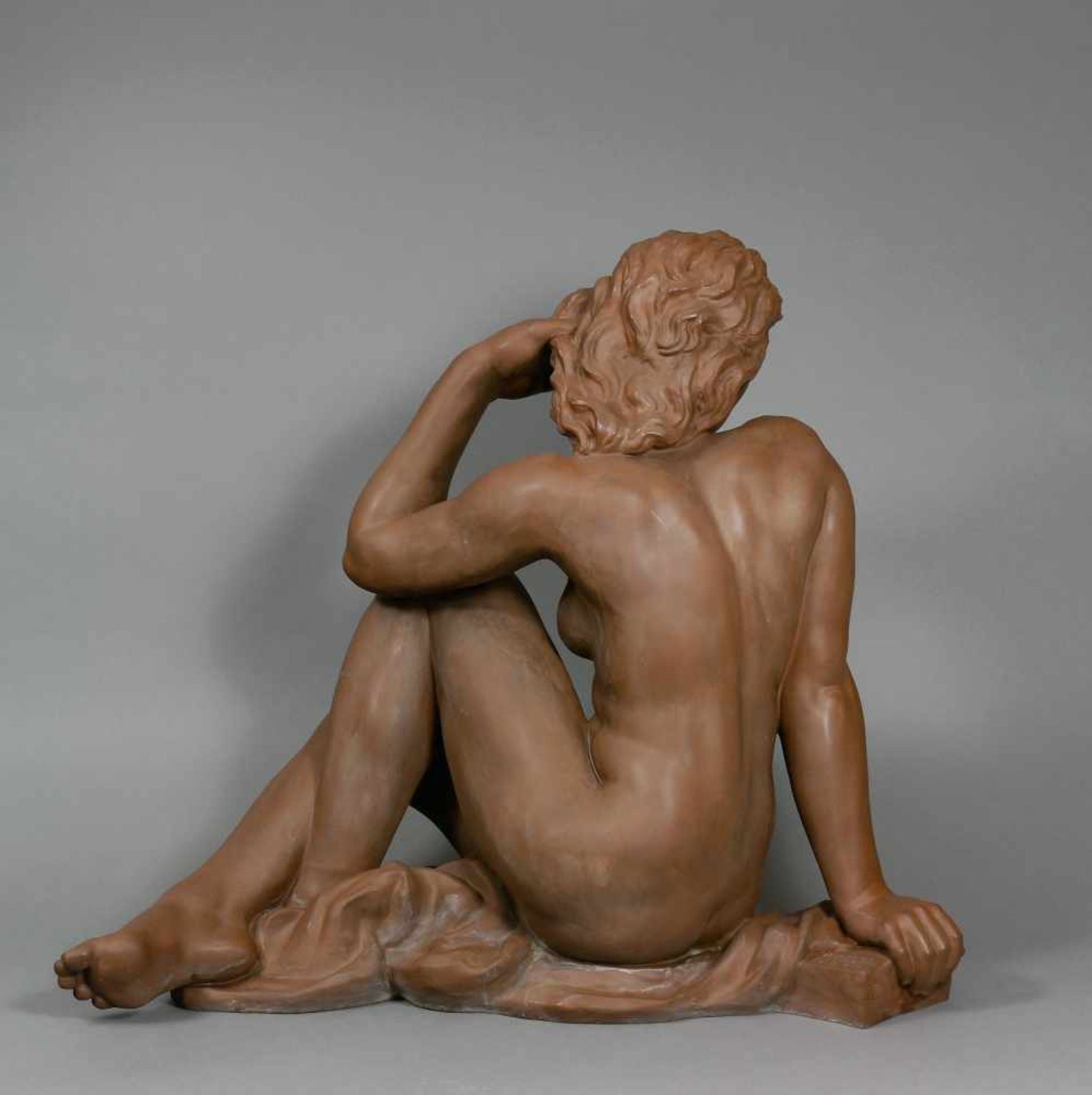 Figur, MeissenDie Sinnende. (1940). Sitzender weiblicher Akt auf einem Tuch. Böttgersteinzeug. - Bild 2 aus 3