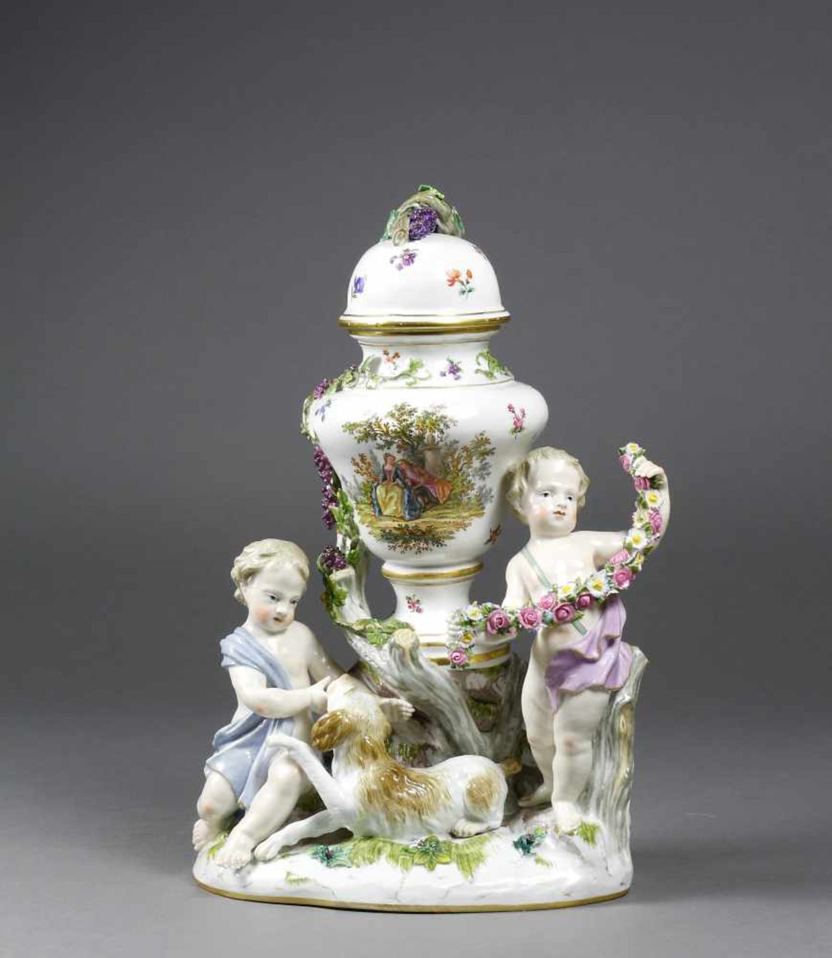 Figurengruppe, Meissen, 19. Jh.Potpourri mit Amoretten und Hund auf naturalistisch gestaltetem