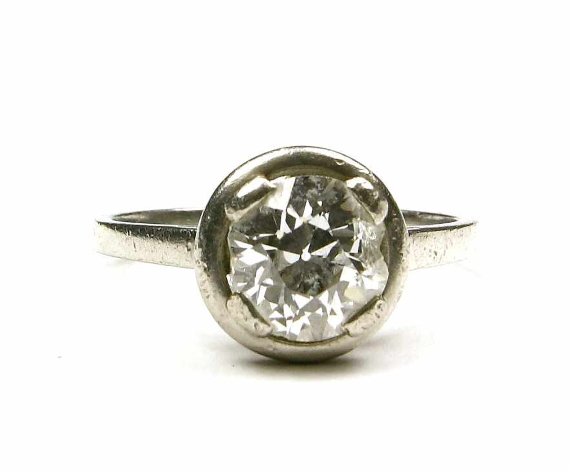 Ring, Platin, mit Solitär-Diamantim Altschliff von ca. 1,75 ct. Weiß. Lupenrein. An zwei Kanten