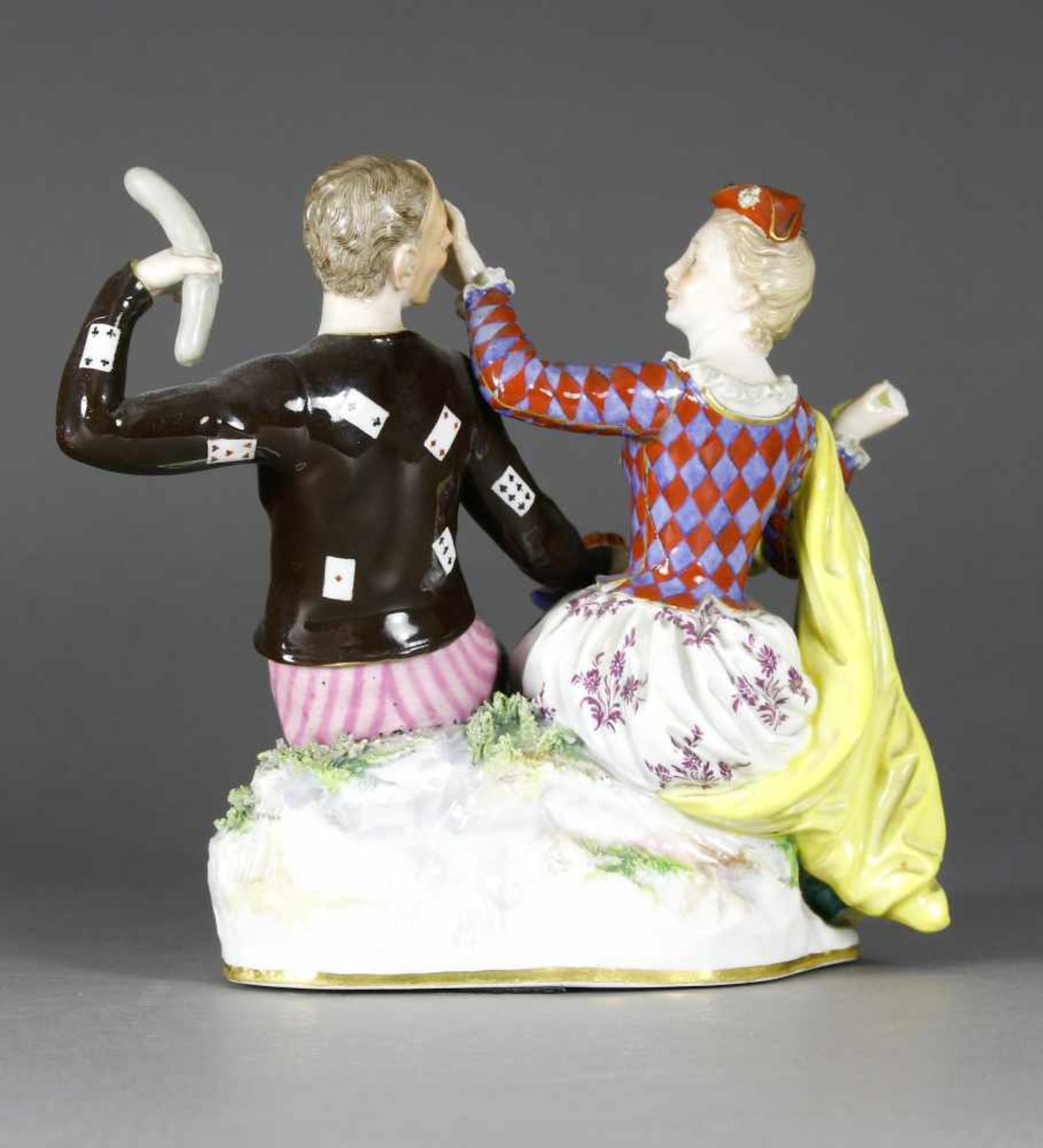 Figurengruppe, Meissen, 1860 - 1923Sitzendes Paar, mit Maske. Farbig gemalt. Gold staffiert. H 15 - Bild 2 aus 2