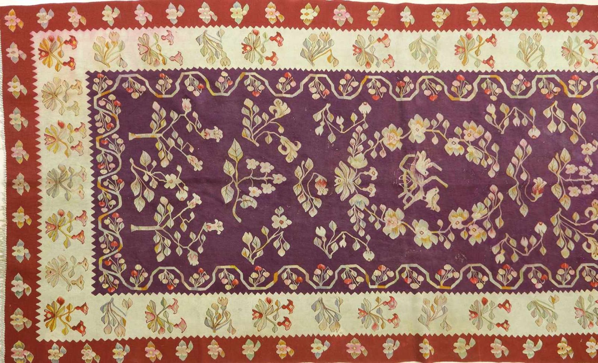 Teppich, Flachgewebe, Jugendstil, um 1900Durchgemustert mit Blumen und Vögeln. Ca. 260 x 158 cm. - Bild 2 aus 2