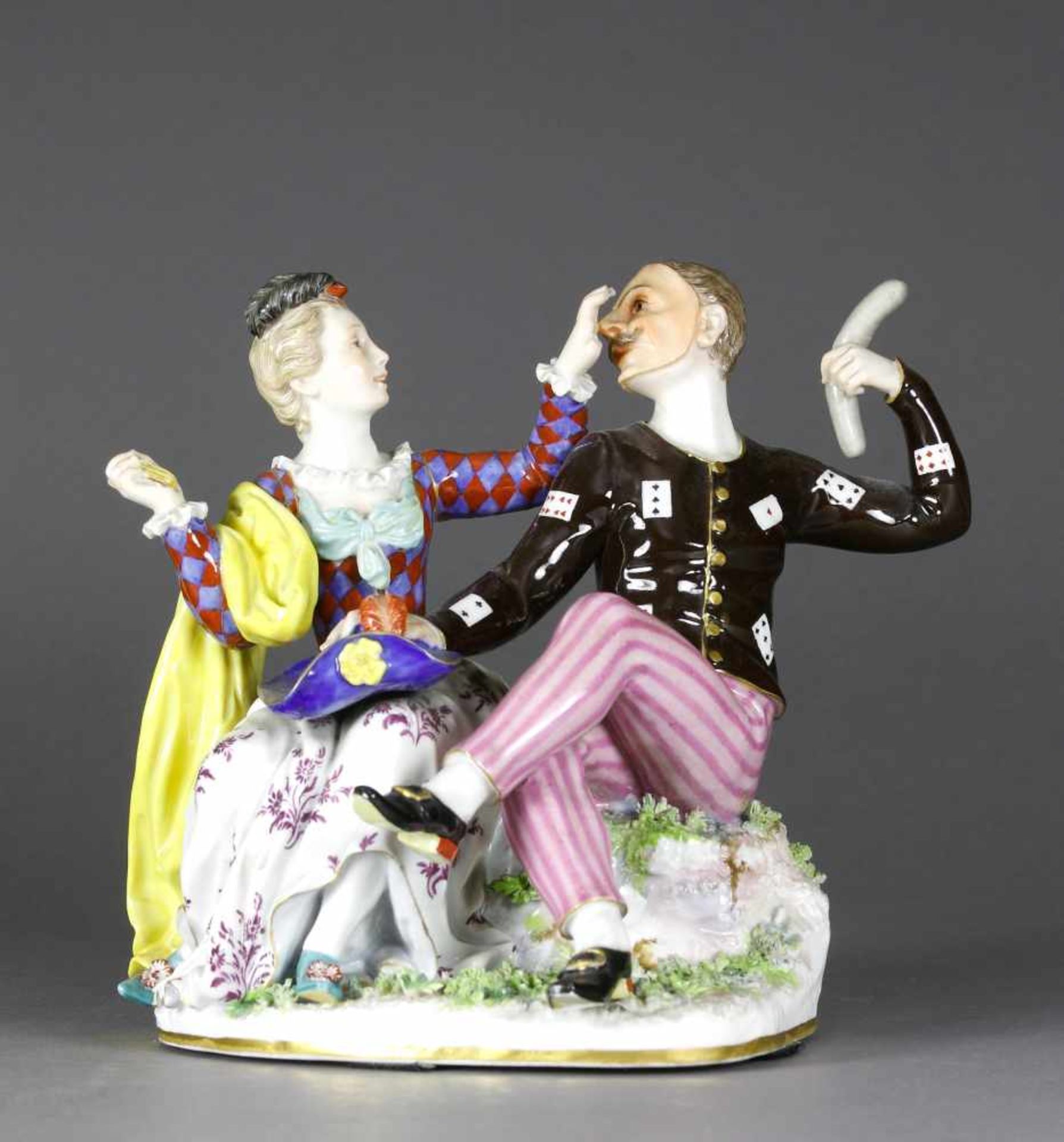 Figurengruppe, Meissen, 1860 - 1923Sitzendes Paar, mit Maske. Farbig gemalt. Gold staffiert. H 15