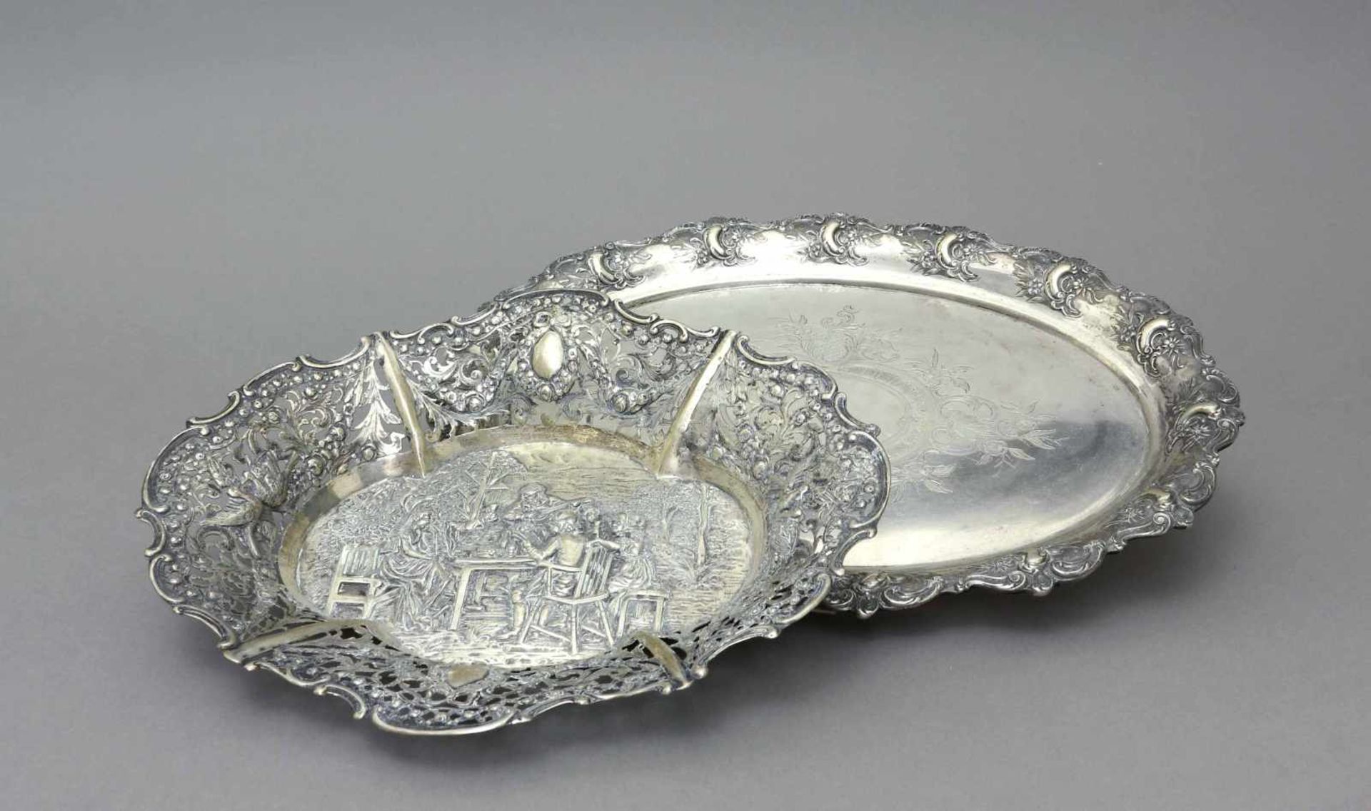 Tabletts, 800er Silber, Deutsch, um 1900, zwei StückOval. 1 x mit Durchbruchdekor und figürlichem