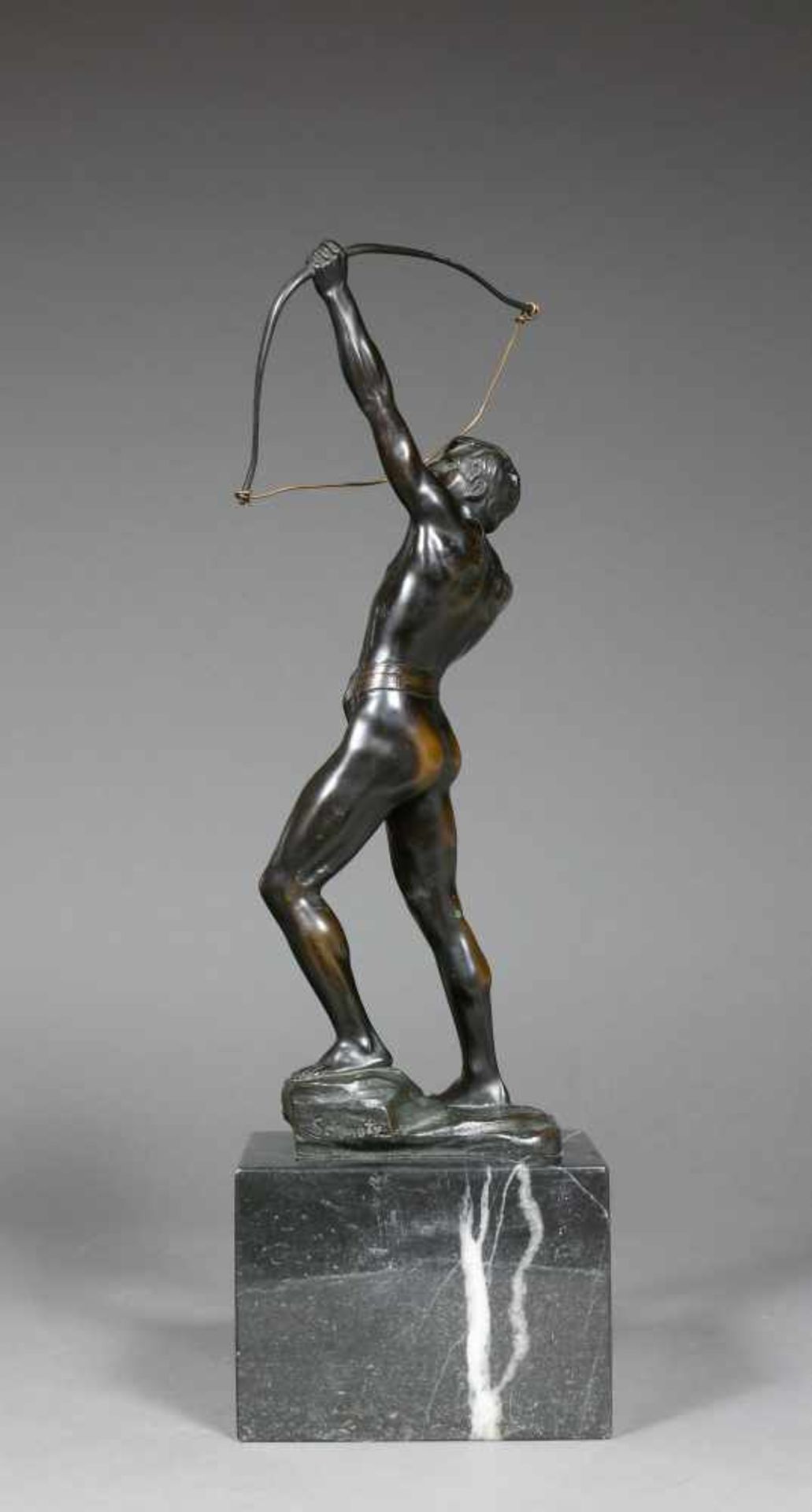 Schmotz-Metzner, Rudolf (Bildhauer des 19./20. Jh.)Bogenschütze. Bronzefigur mit Plinthe, dort - Bild 2 aus 2
