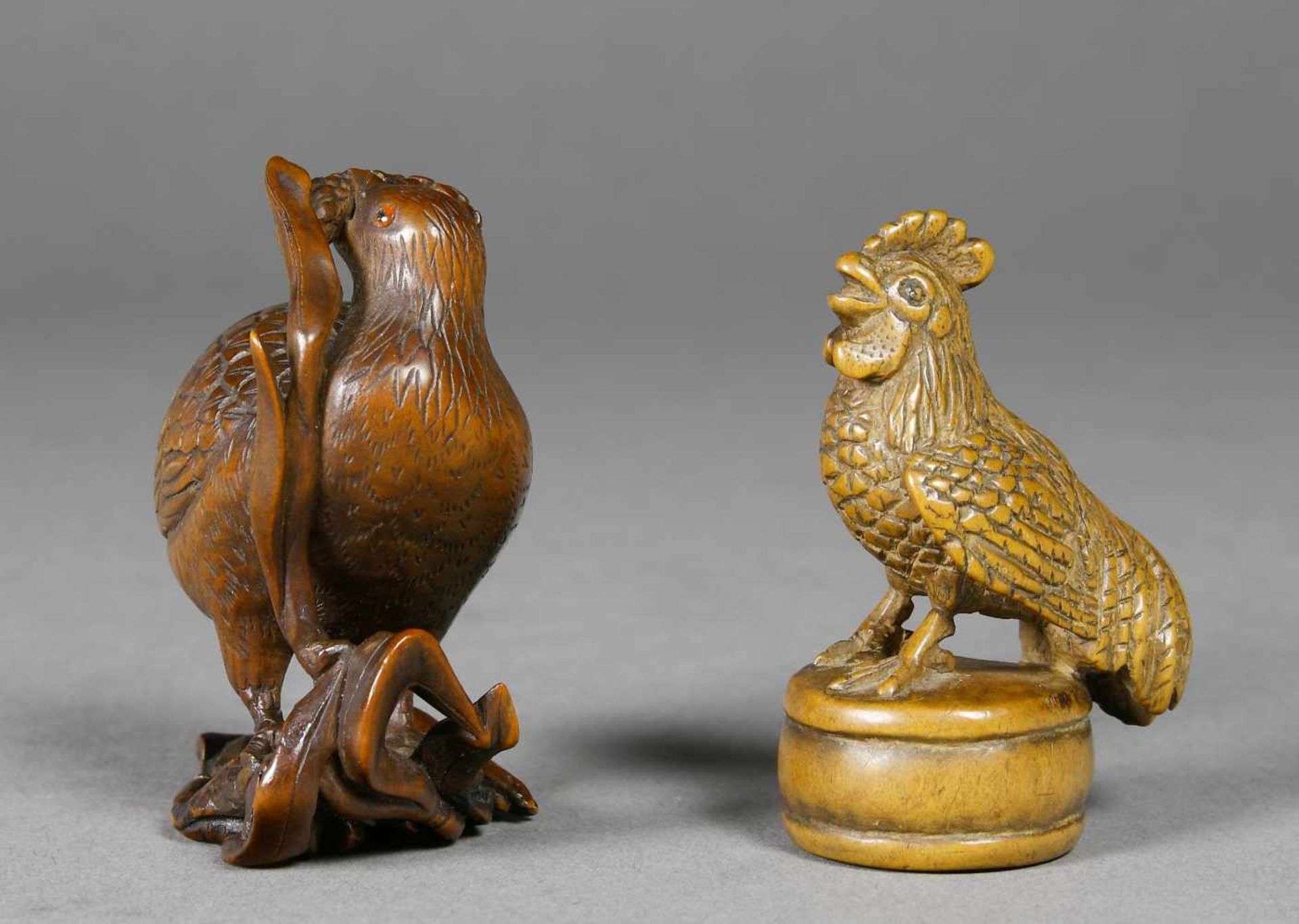 Japan, Netsuke, Buchsbaum, Meiji, zwei StückHahn und Vogel mit Frucht. Minimale Beschädigung. 1 x