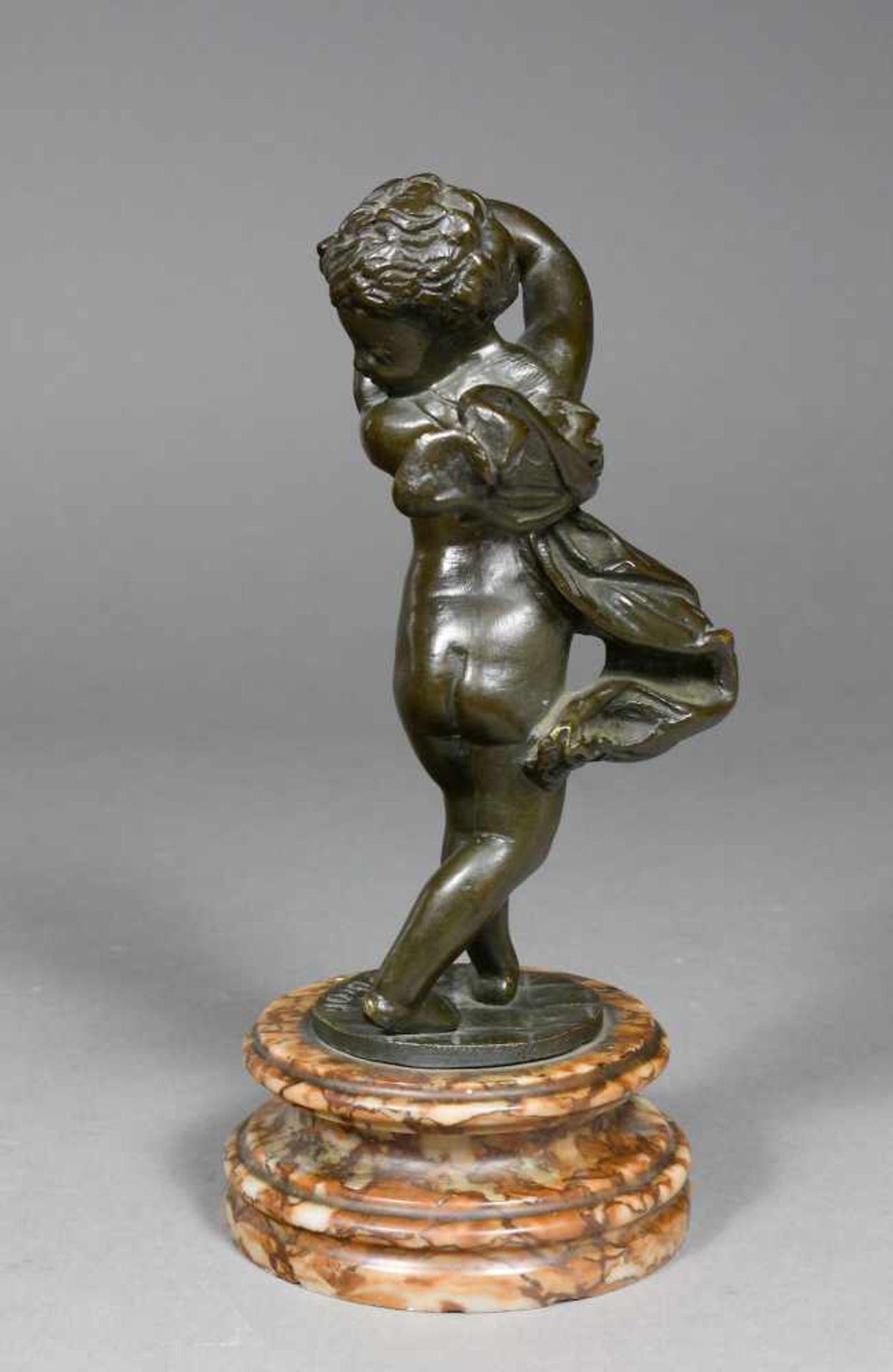 Clodion (d. i. Claude Michel, 1738 Nancy - 1814 Paris)Putto mit Stab und wehendem Schal. Bronzefigur - Image 3 of 4