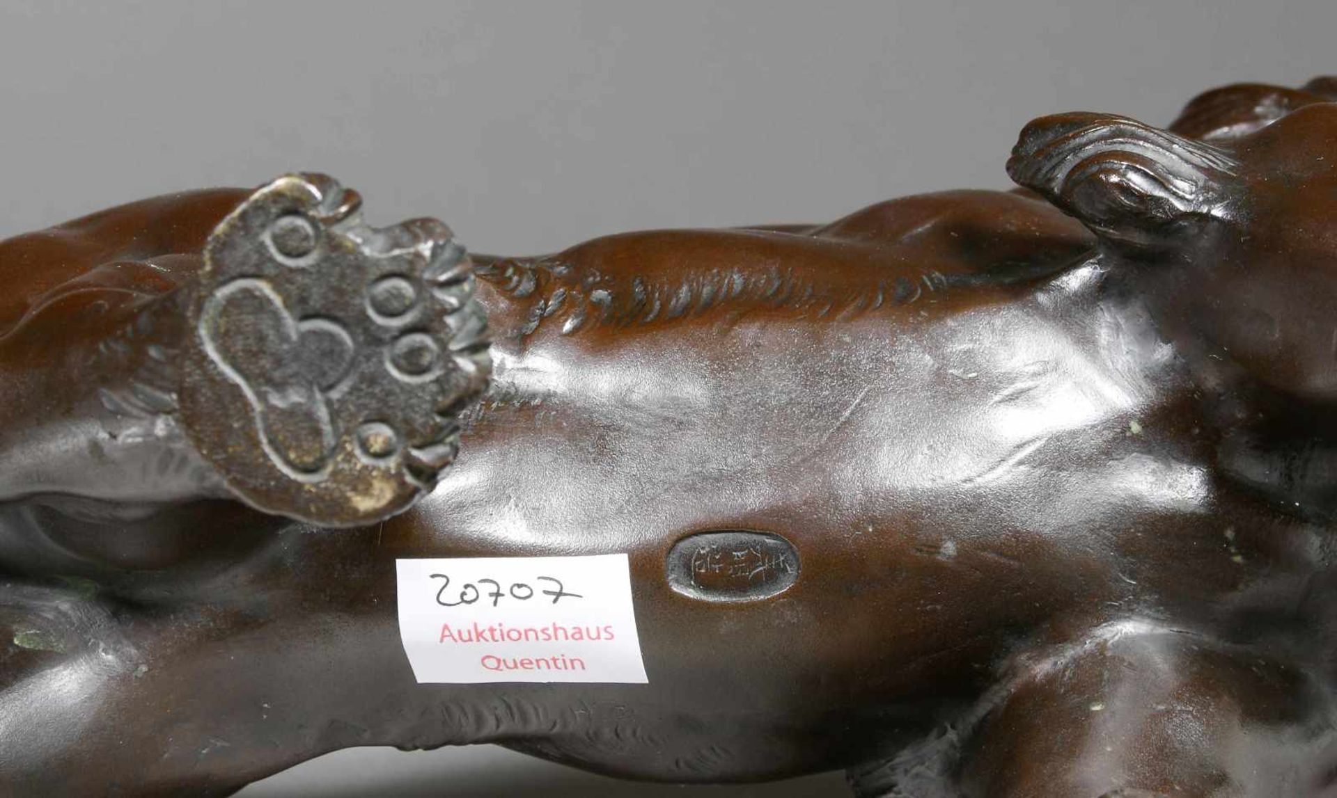 Figur, Bronze, Japan, Meiji, um 1900Schreitender Löwe. Eingesetzte Glasaugen. Schöne braune - Image 3 of 3