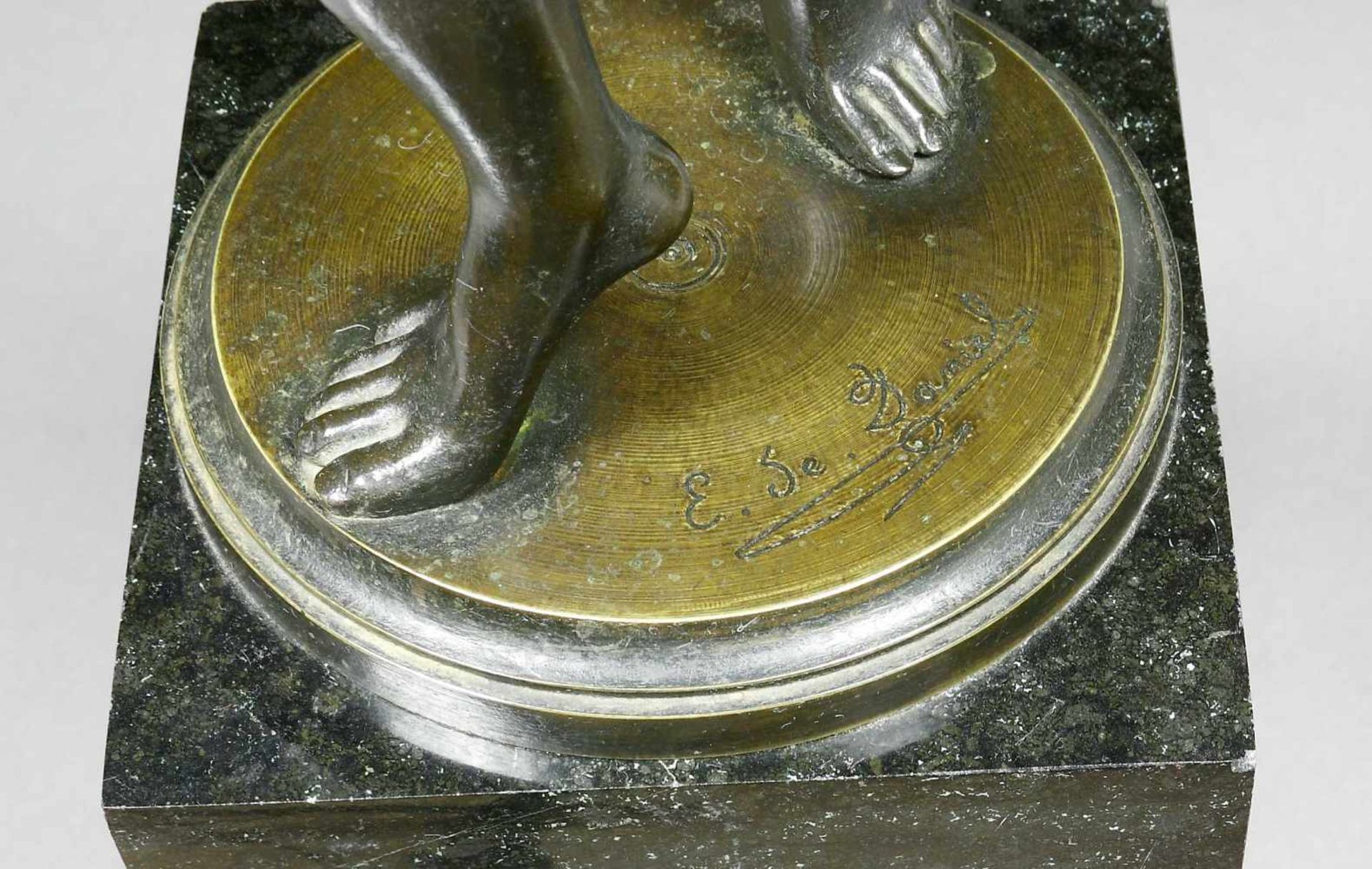 Bildhauer des 19./20. Jh.Junge Bacchantin. Bronzefigur auf runder Plinthe, dort signiert E. de - Bild 3 aus 3