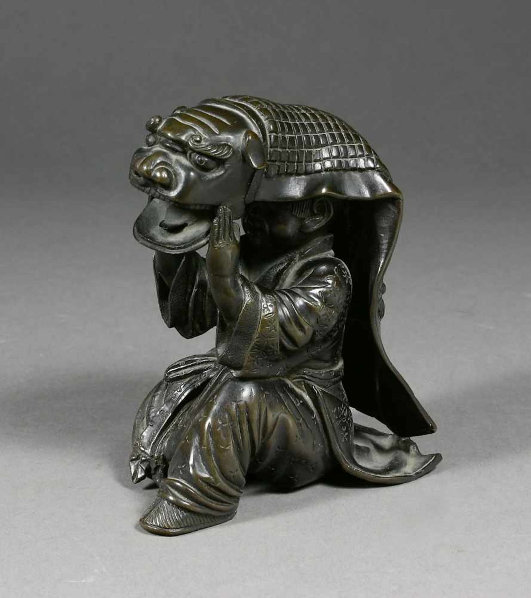 Japan, Figur, Bronze, Mann mit Drachenkostüm, 19. Jh.Maul des Drachen beweglich. H.: ca. 11 cm.