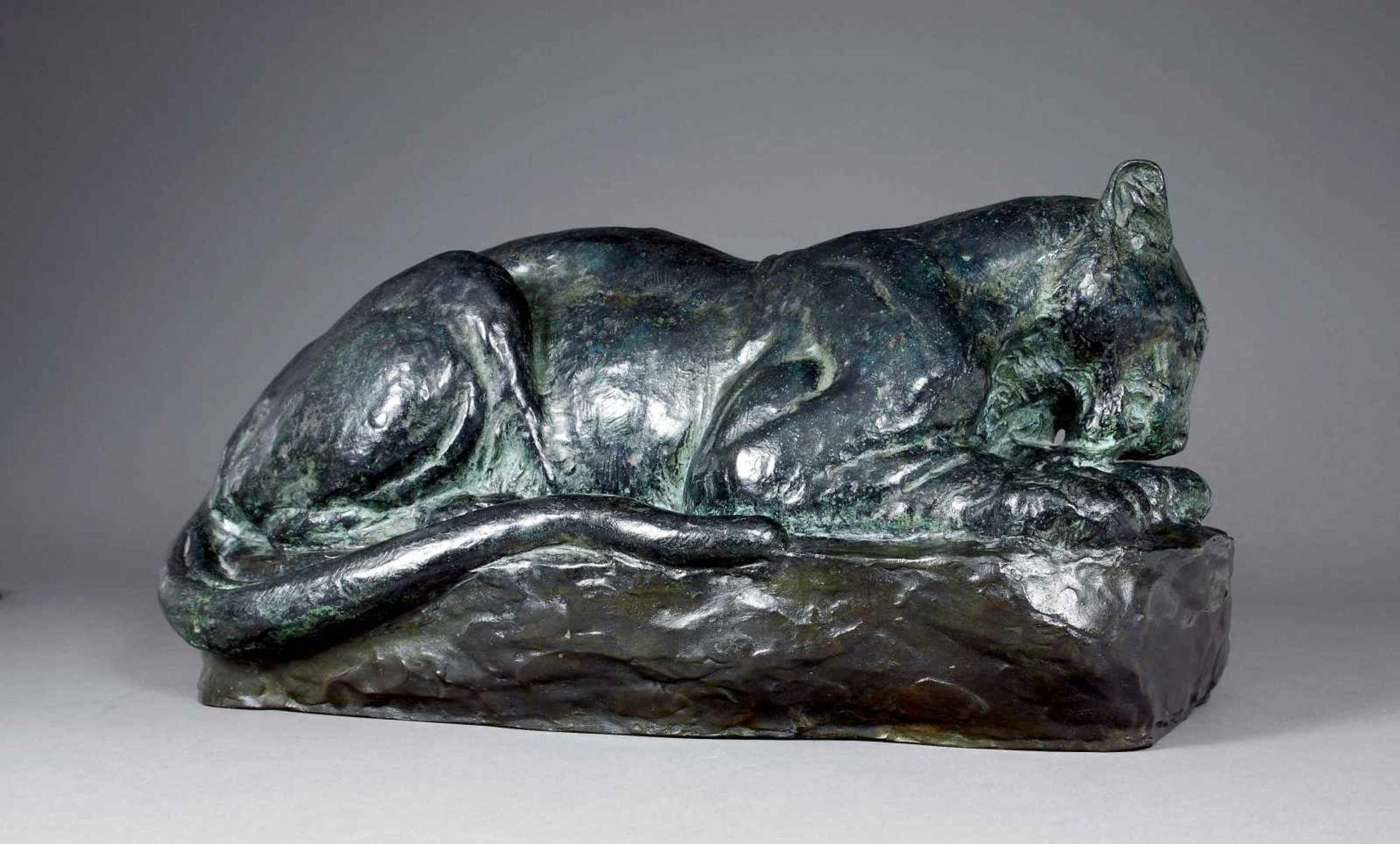 Godchaux, Roger (1878 Vendome - 1958 Paris)Lionne couchée (Liegende Löwin, sich die Tatzen leckend).
