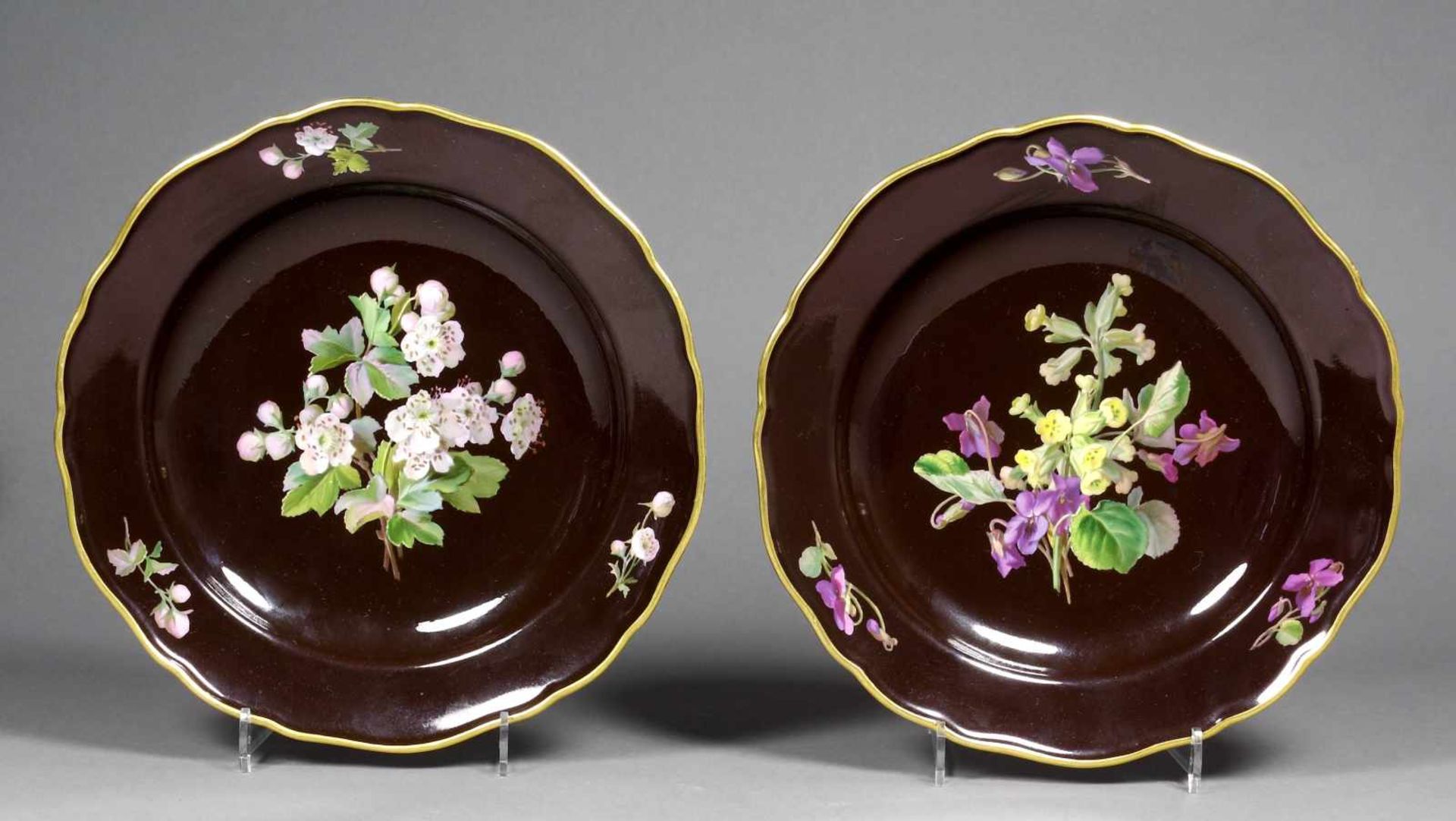 Teller, Meissen, um 1860, ein PaarAus dem Service “Neuer Ausschnitt”. Schwarzbraune Glasur mit