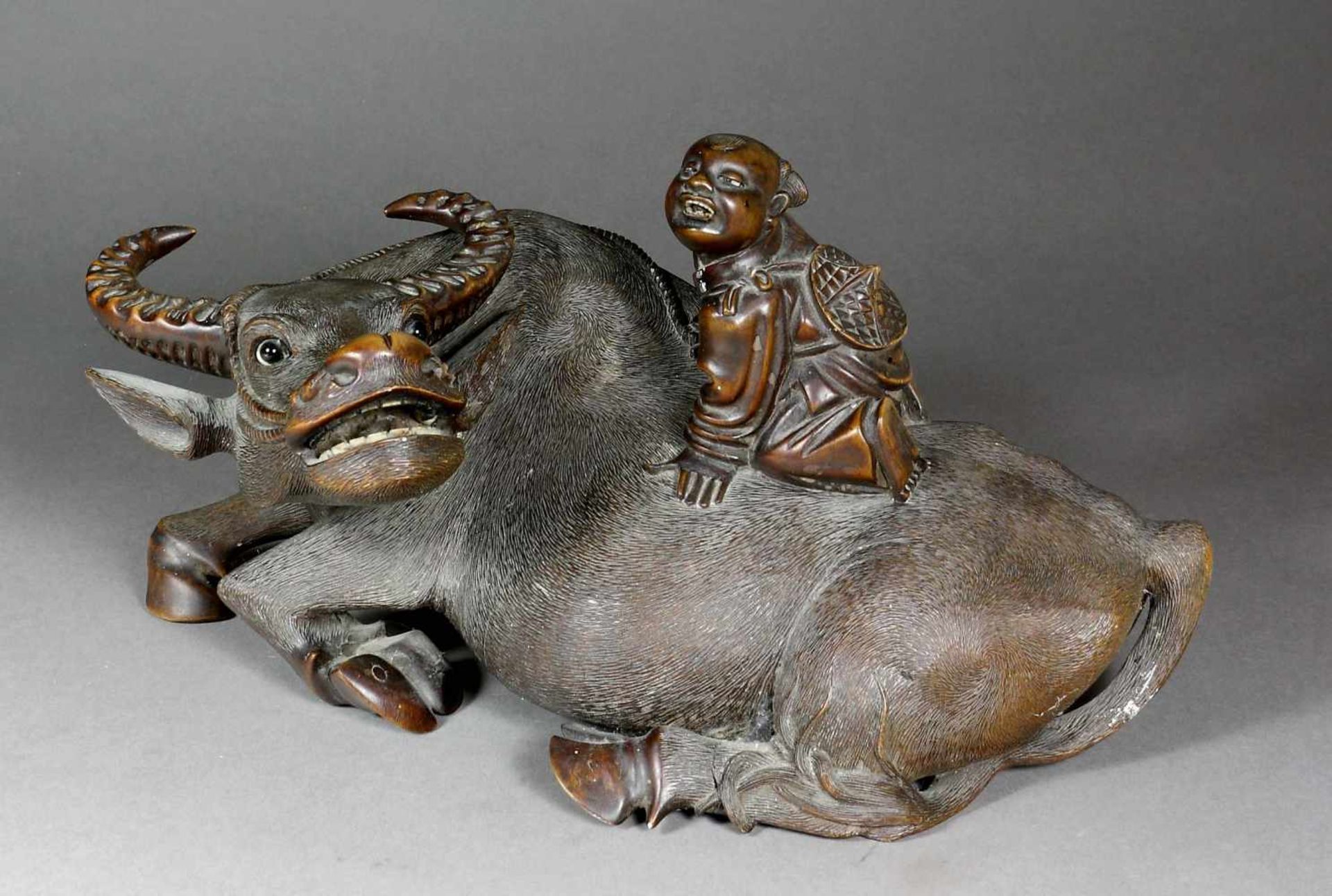 China, Figur, Holz Junge auf Wasserbüffel. H 17 x B 33 x T 19 cm. - Bild 3 aus 3