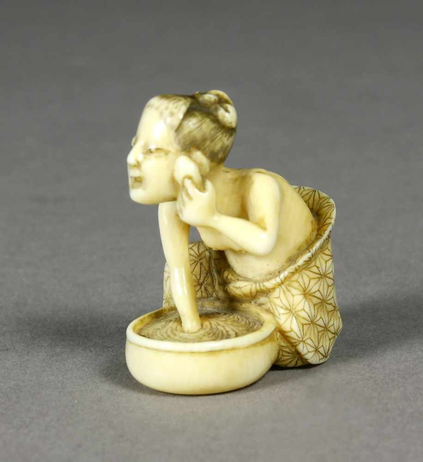 Japan, Netsuke, Elfenbein, MeijiJunge Frau, mit Wasserbecken, sich waschend. Signiert. H.: 3,3 cm. - Image 3 of 3