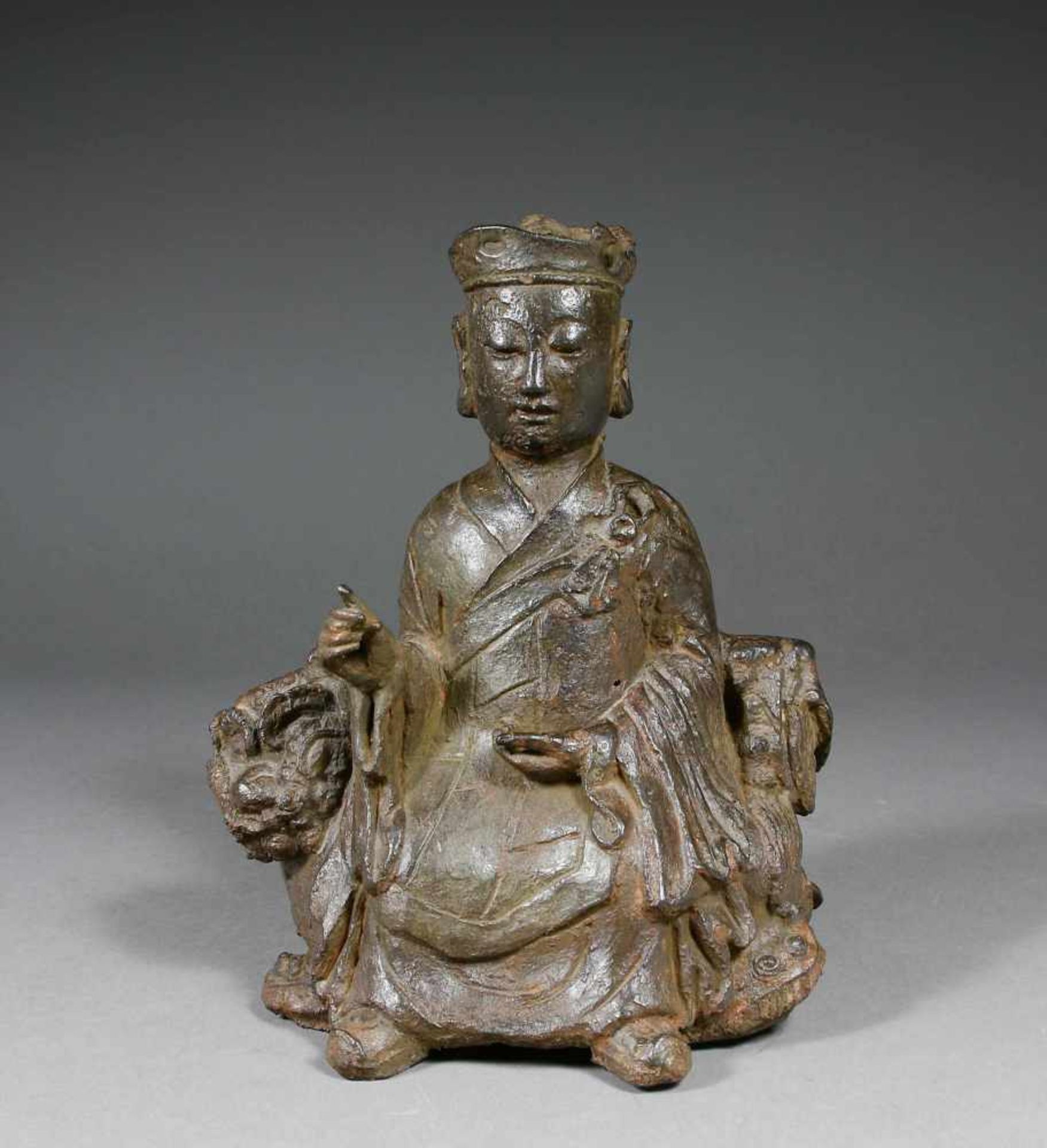 Figur, Bronze, Qing oder älter Sitzender Buddha mit Löwe, H.: 20,5 cm.