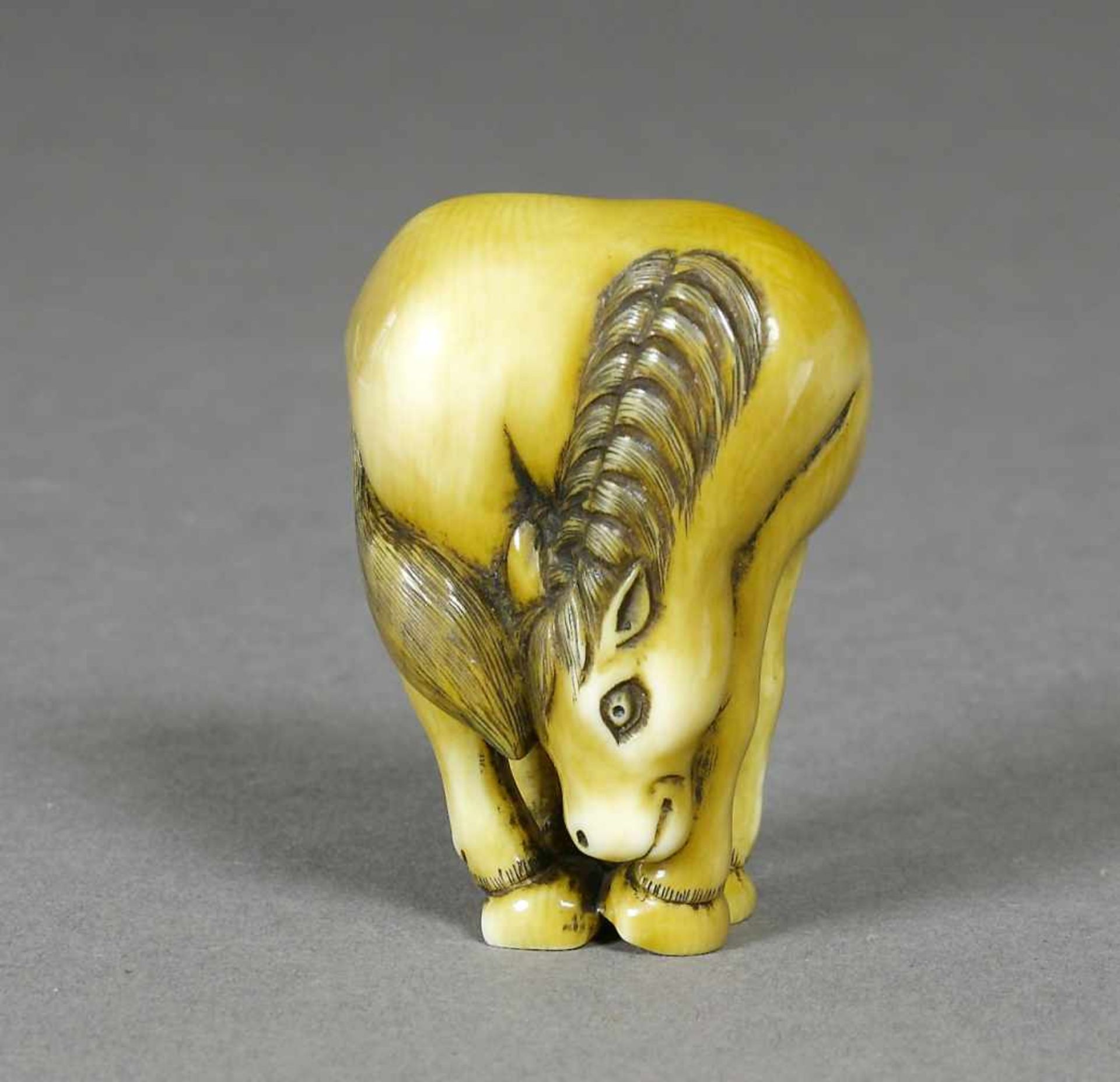 Japan, Netsuke, Elfenbein,Pferd, nach unten schauend. Signiert Sei-ha oder ähnlich. H.: 4 cm.