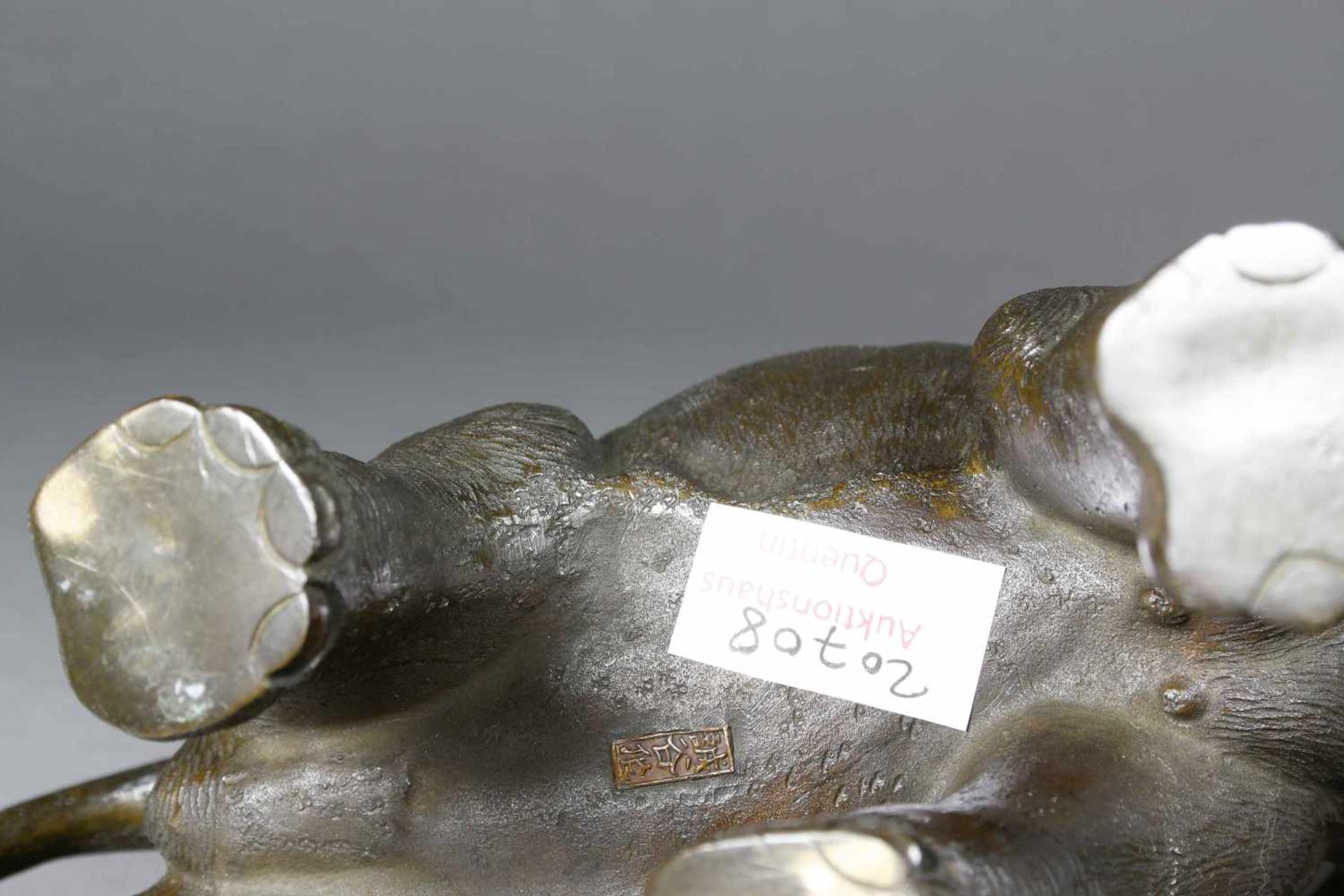 Japan, Bronze, Schreitender Elefant, Meijimit Elfenbein-Stoßzähnen. 17,5 x 27 x 9 cm. Am Bauch mit - Image 3 of 3