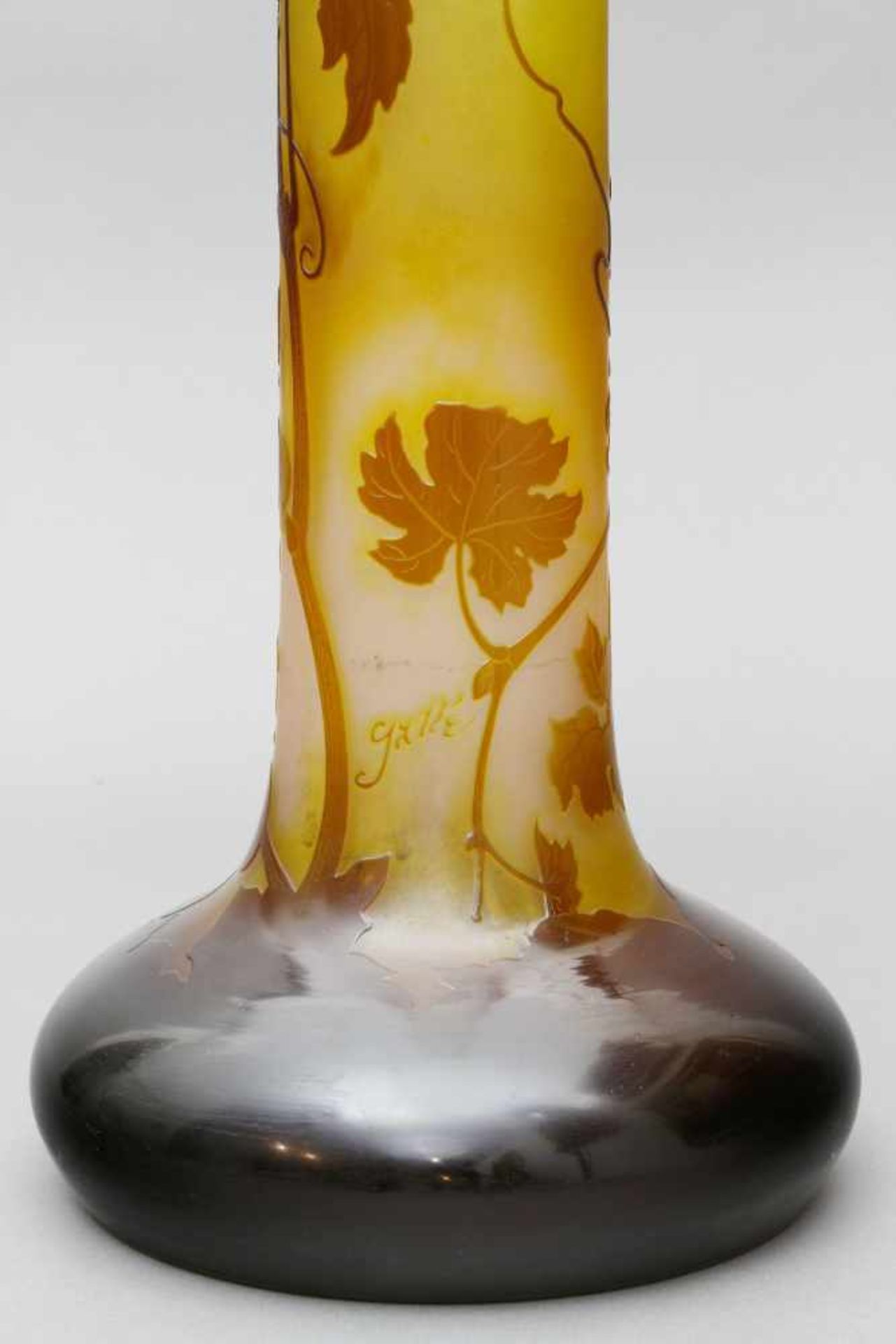 Vase, Emile Gallé, Nancy, Frankreich, um 1905Stangenvase. Milchig weißes Glas mit gelblichem - Bild 3 aus 3