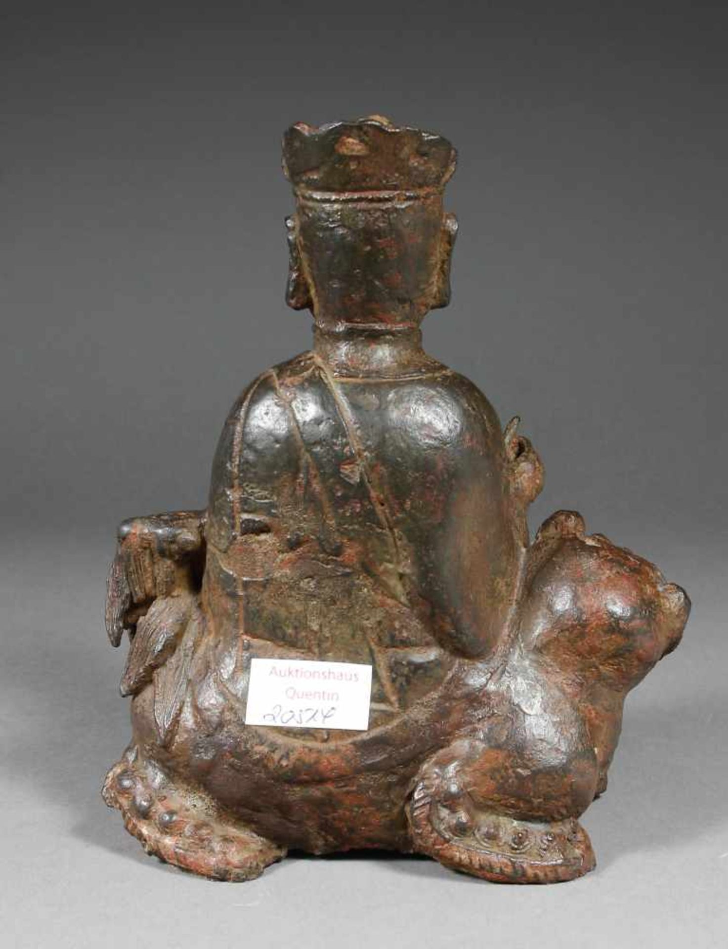 Figur, Bronze, Qing oder älter Sitzender Buddha mit Löwe, H.: 20,5 cm. - Bild 2 aus 5