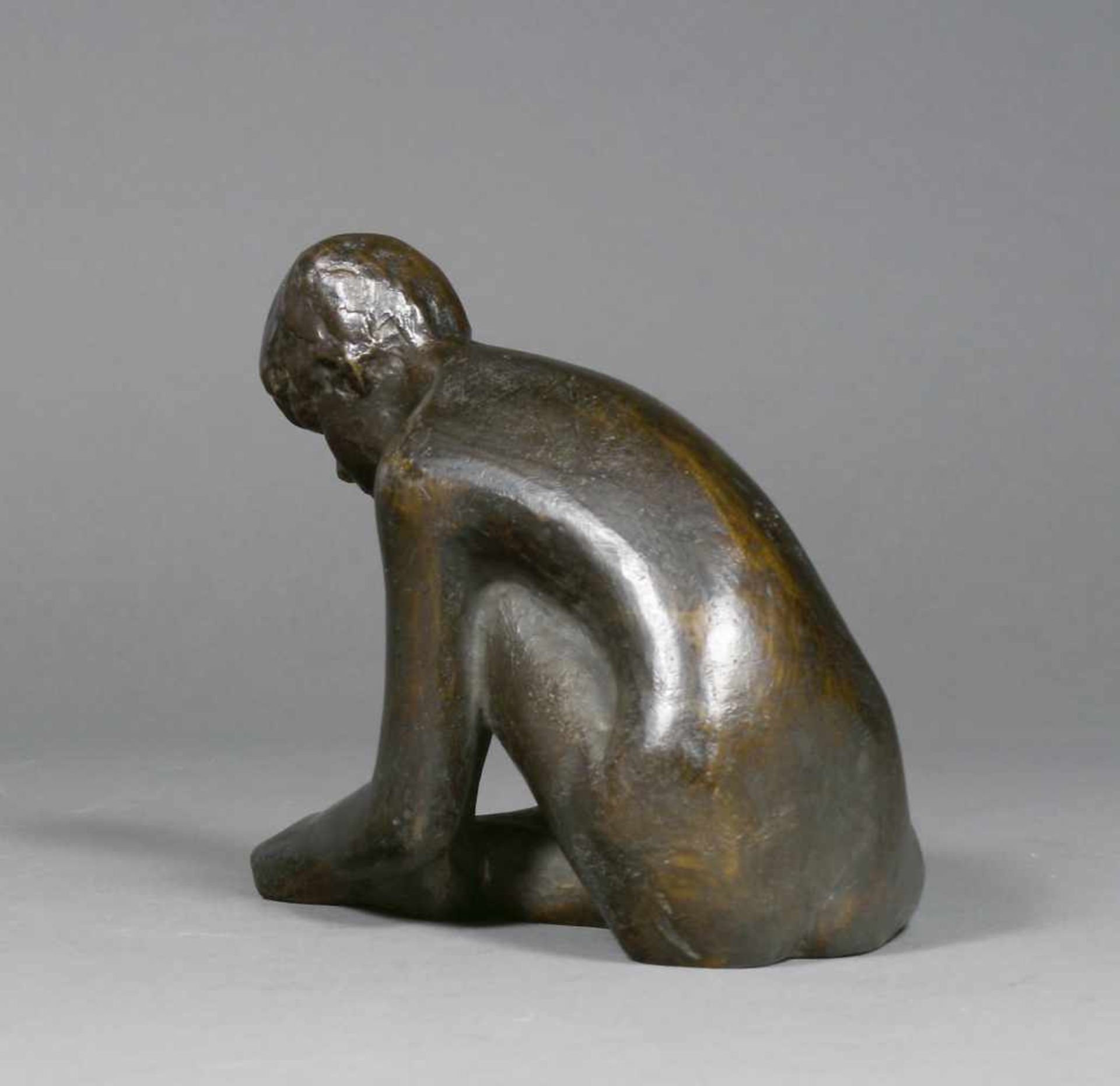 Hähnel, Helga (1918 Berlin - 2009 ebd.) zugeschr.Sitzender Jüngling. Bronzefigur. 13 x 16 x 12,5 - Bild 2 aus 2