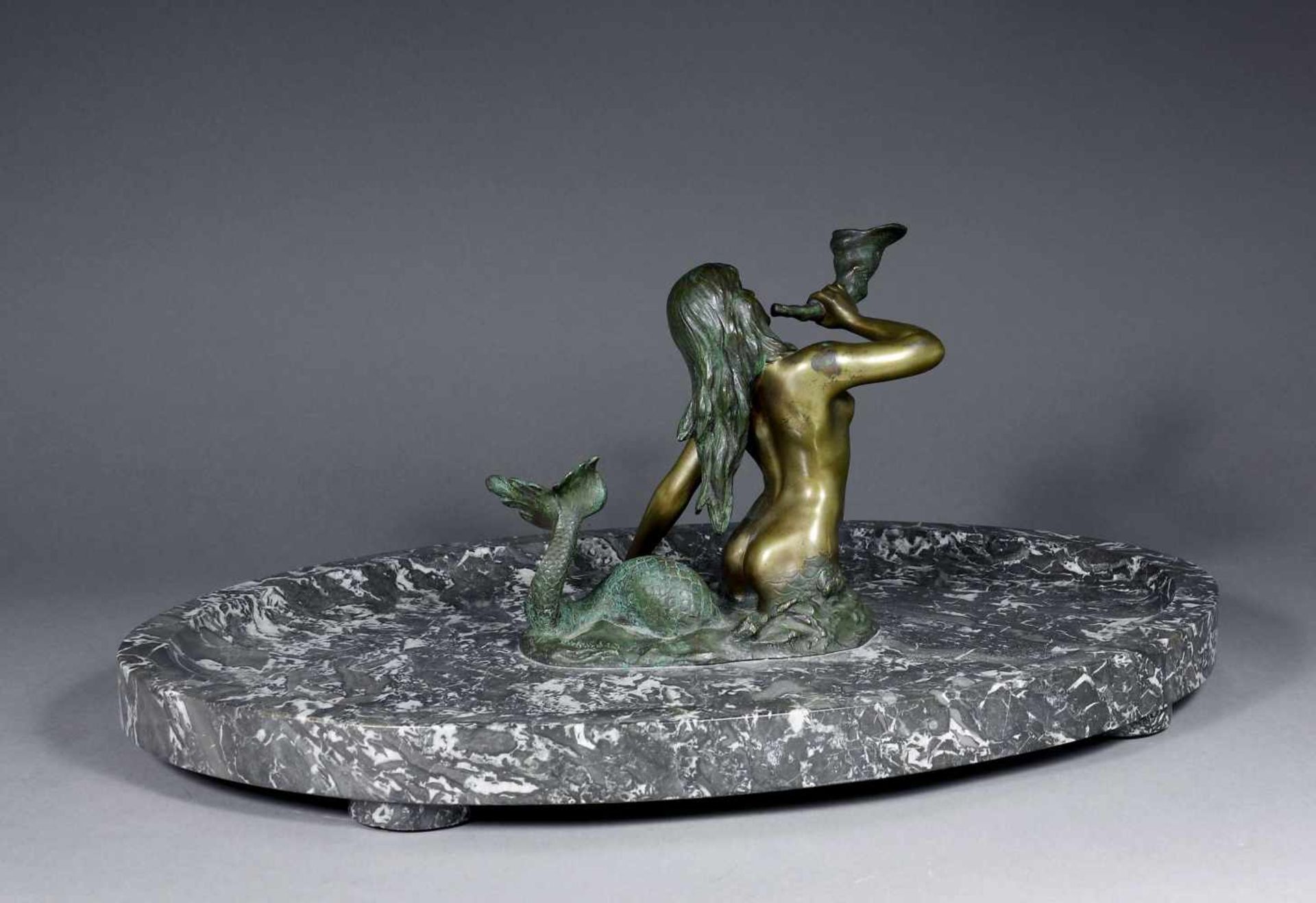 Lange, Richard W. (1879 Deutschland - 1944)Wassernymphe mit Horn. Bronzefigur mit naturalistisch - Image 2 of 3